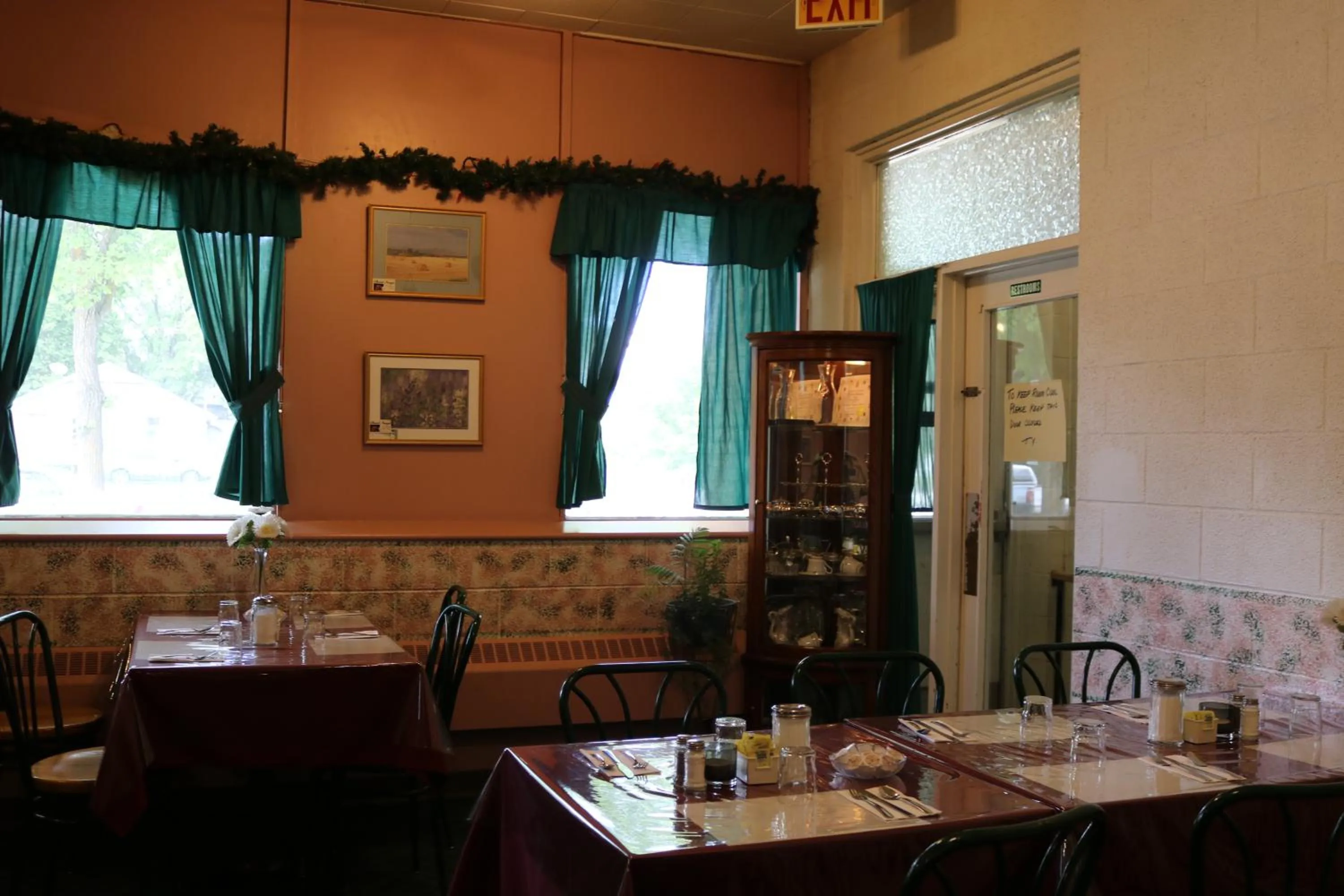 Restaurant/places to eat in Manitou Motor Inn