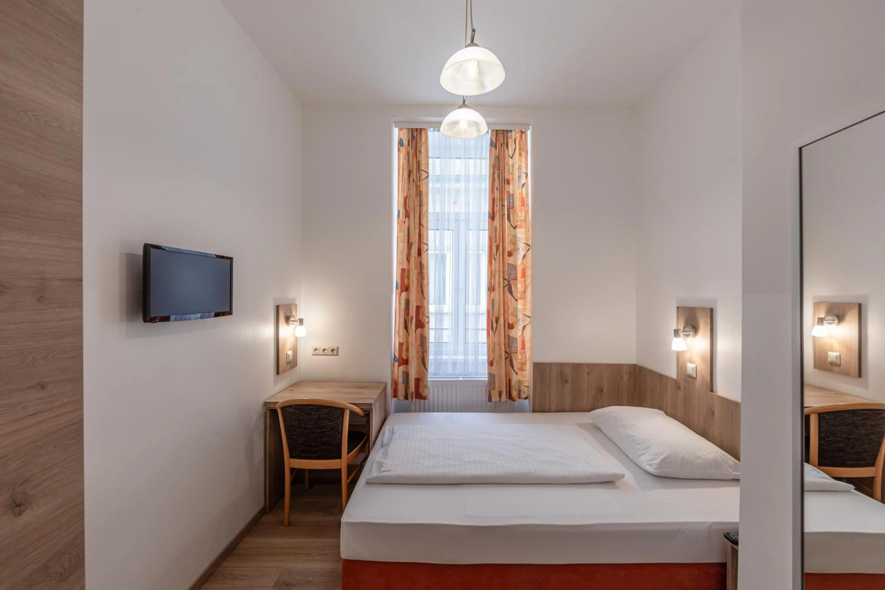 Photo of the whole room, Bed in Hotel Terminus