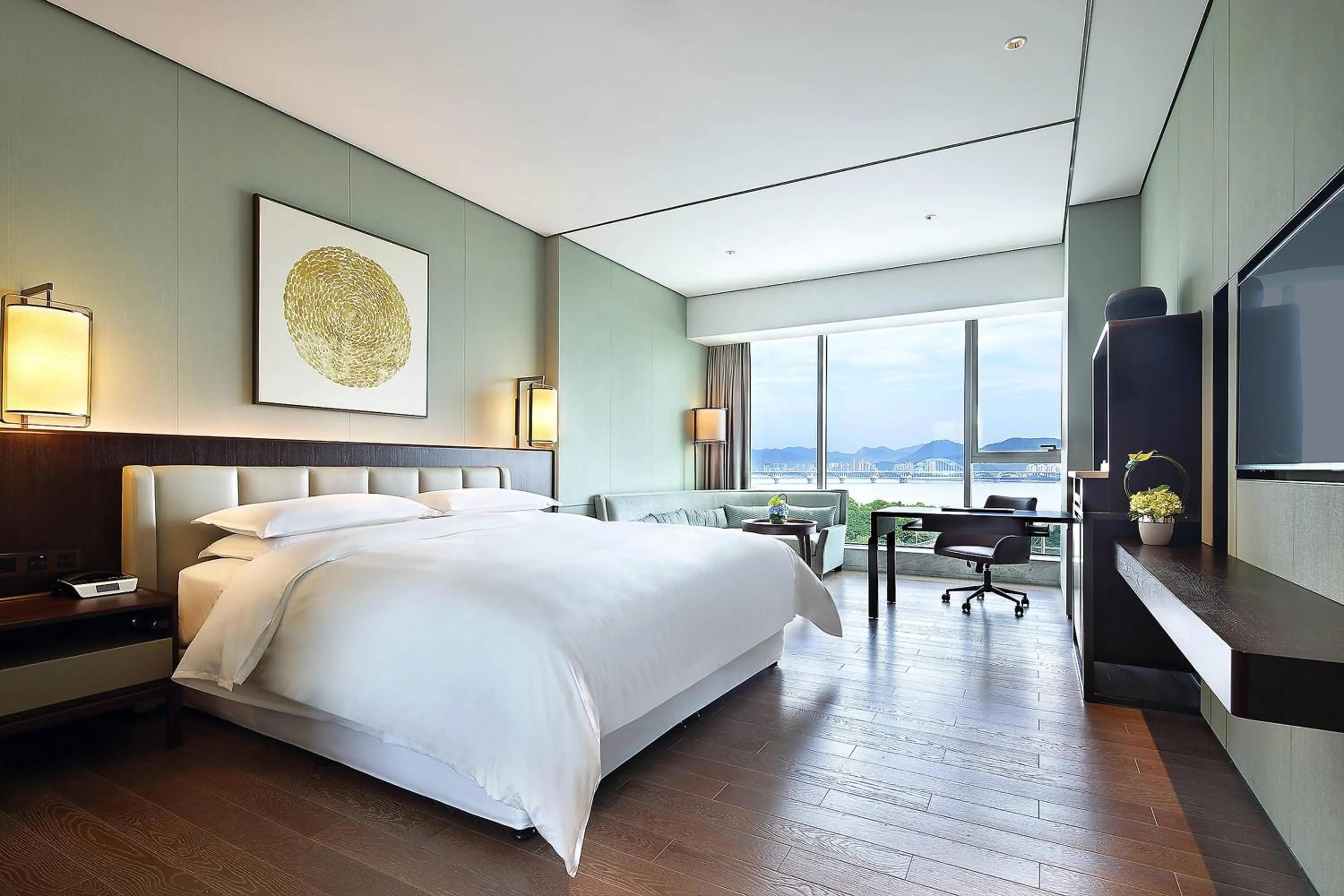Photo of the whole room, Bed in Sheraton Grand Hangzhou Binjiang Hotel