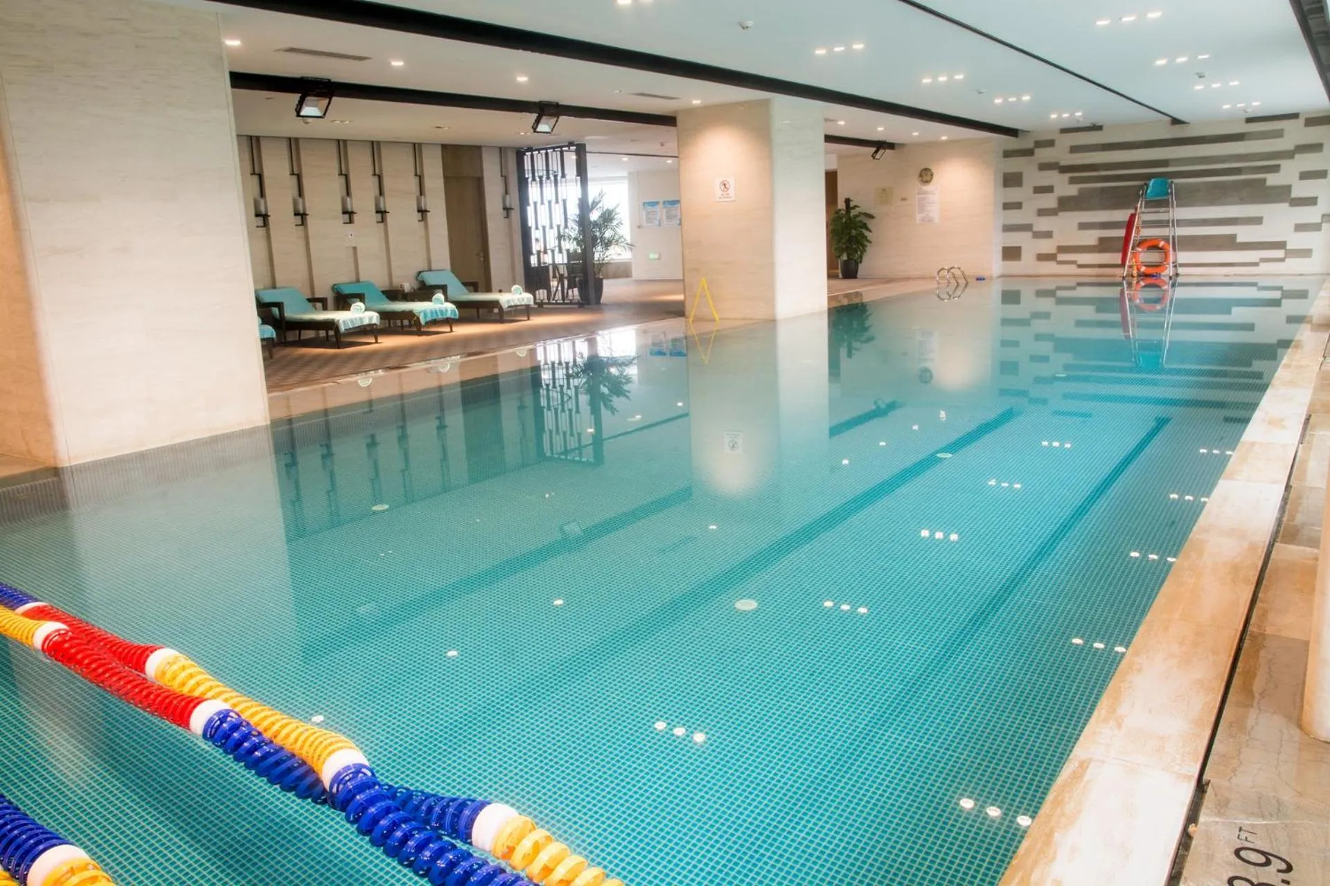 Swimming pool in Sheraton Grand Hangzhou Binjiang Hotel