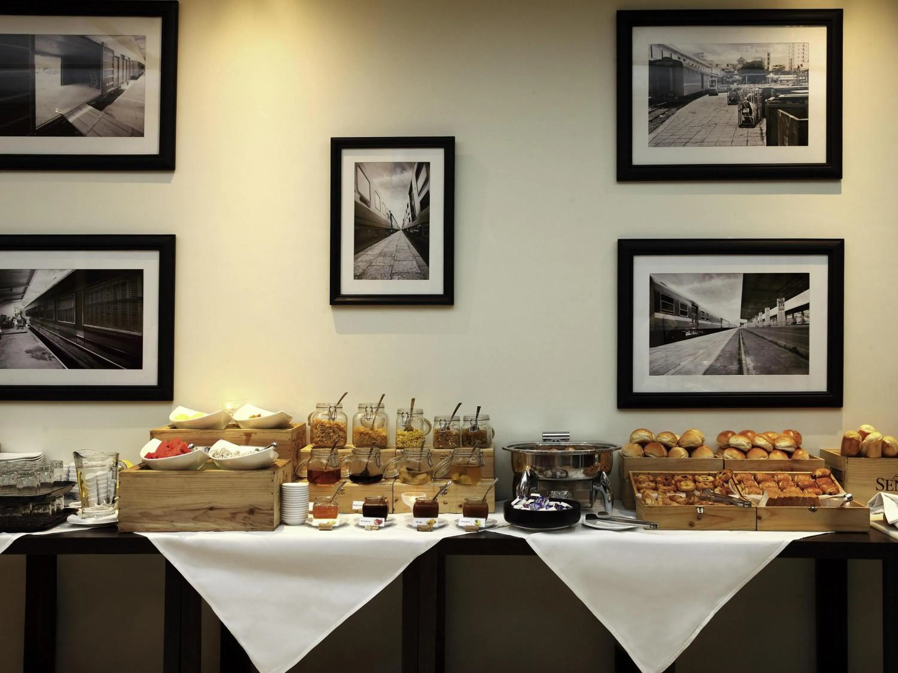 Restaurant/places to eat in Mercure Hanoi La Gare Hotel