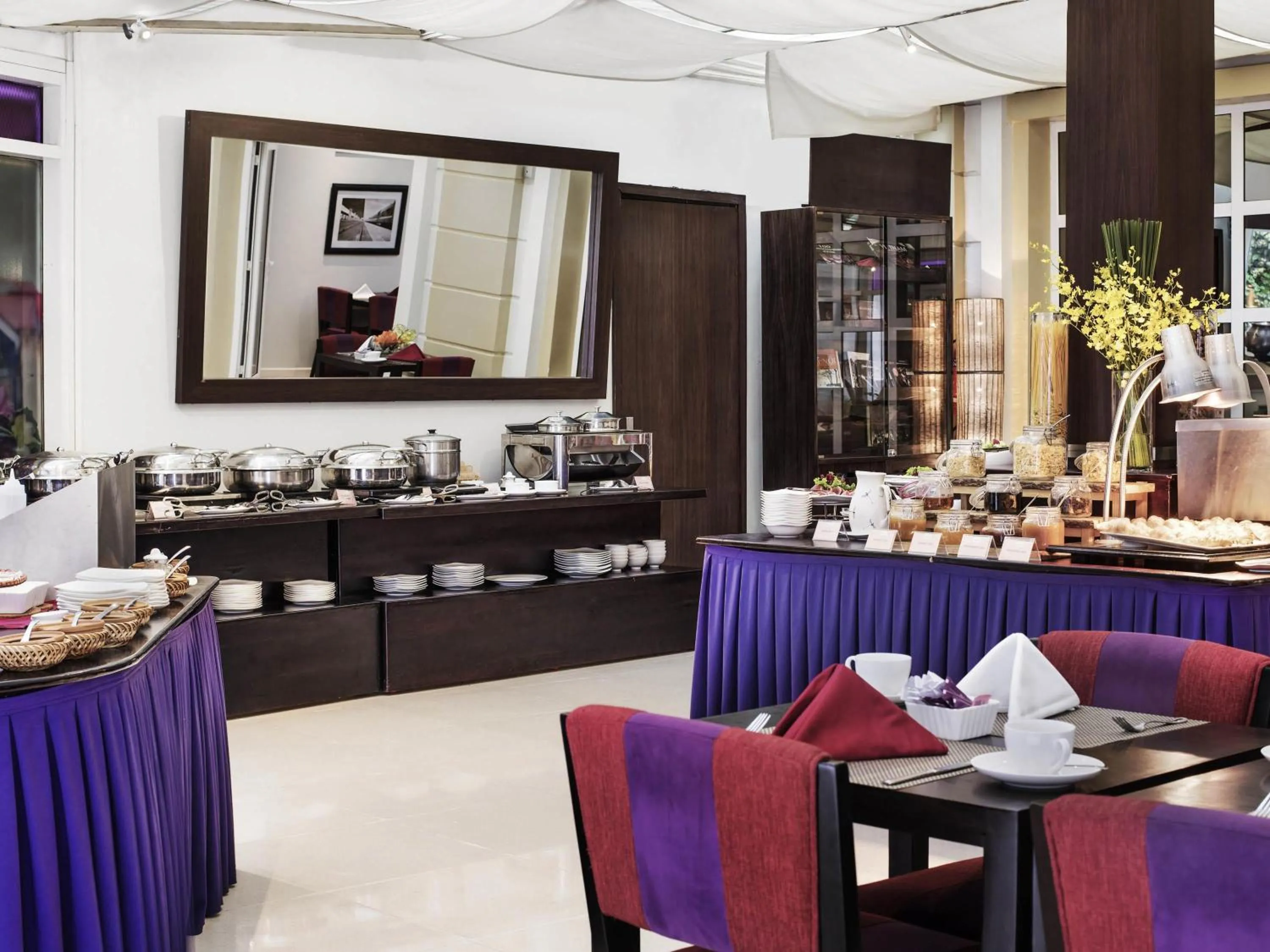 Restaurant/places to eat in Mercure Hanoi La Gare Hotel