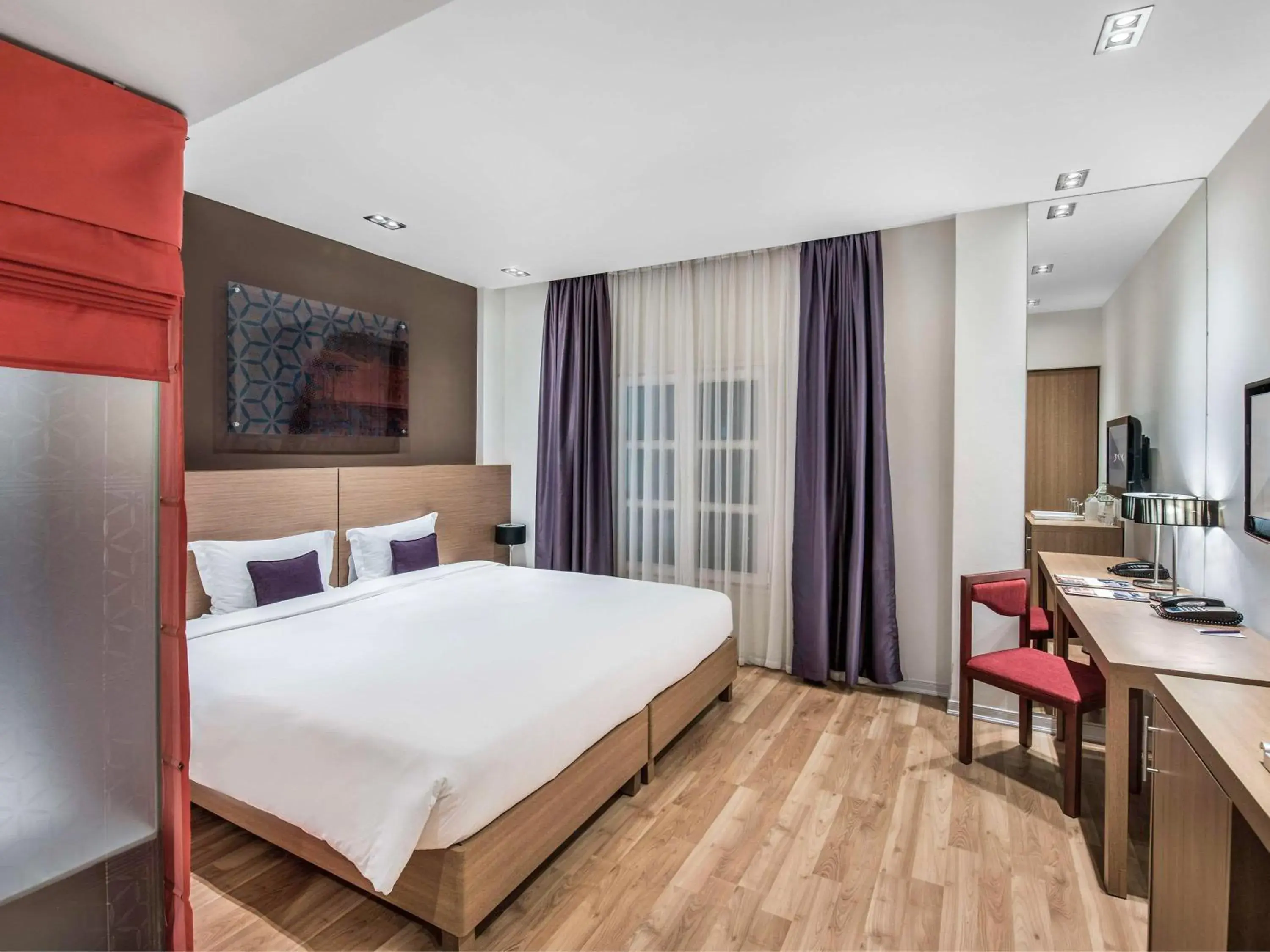 Classic Double Room with City View in Mercure Hanoi La Gare Hotel Classic Double Room with City View in Mercure Hanoi La Gare Hotel