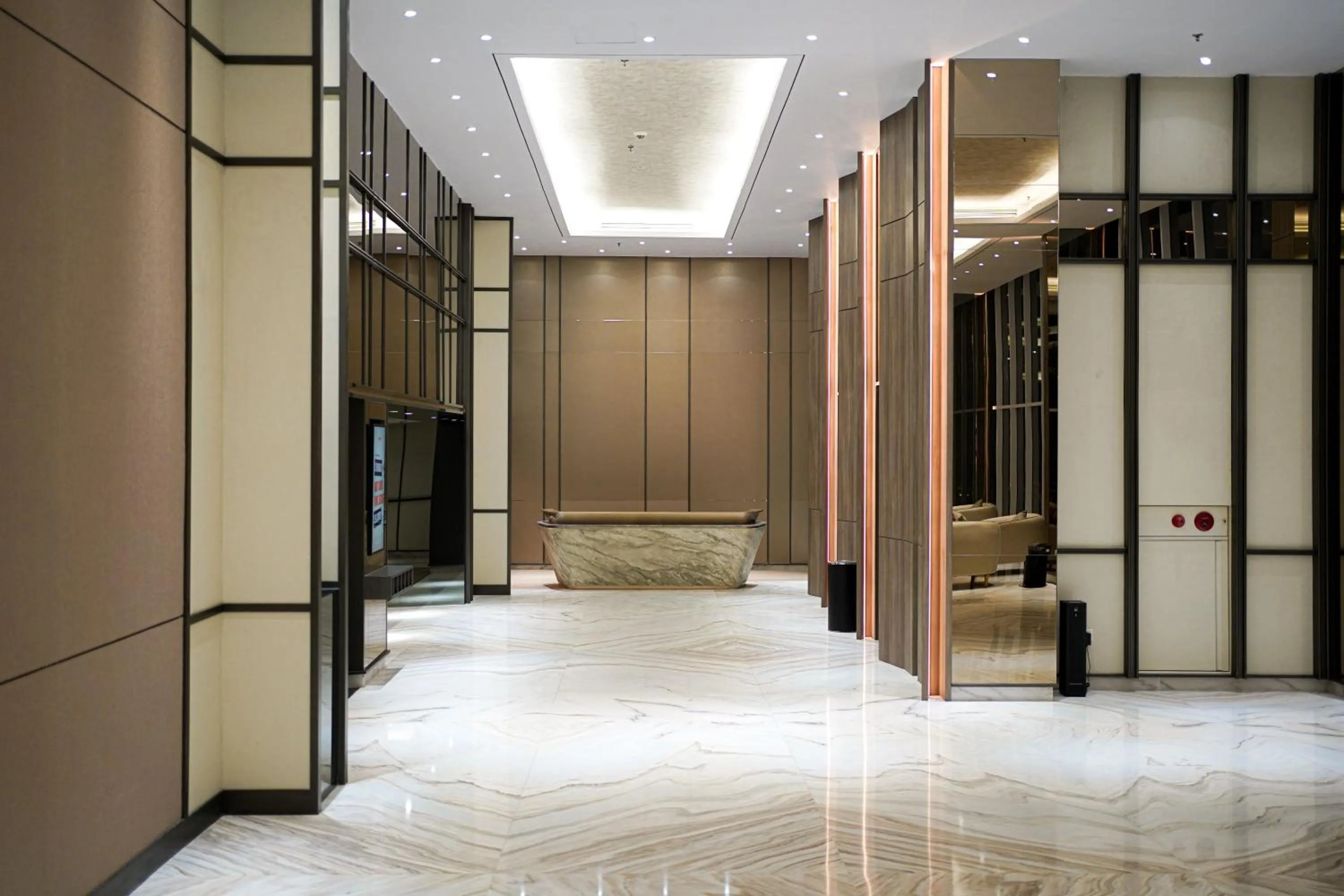 Lobby or reception, Bed in HARRIS Hotel Samarinda