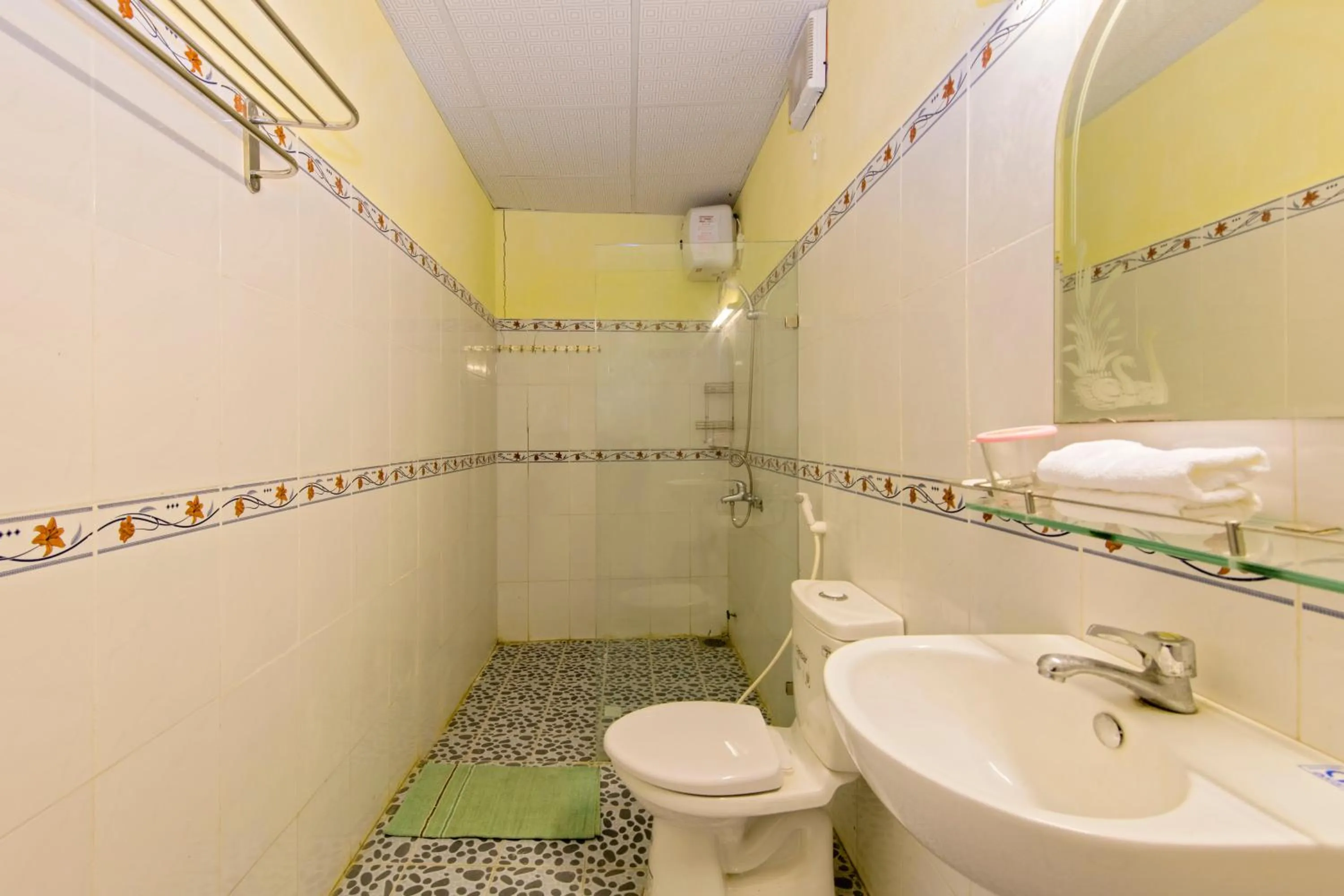 Shower in Bougain Villeas Homestay