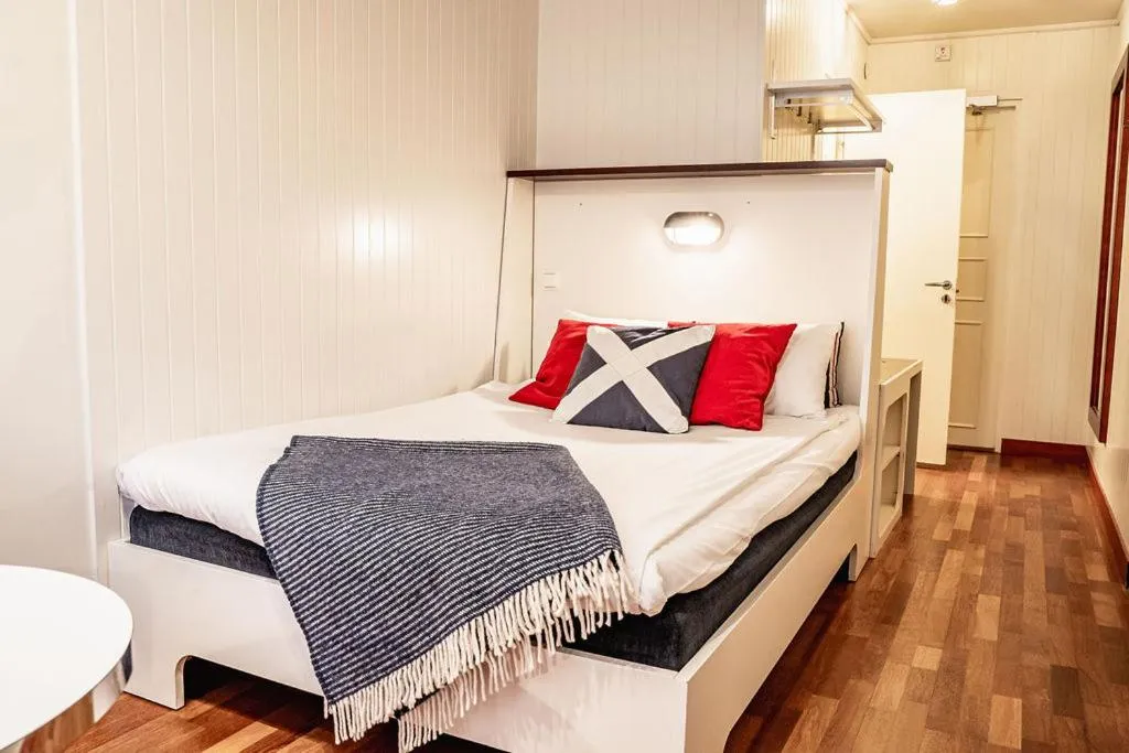 Bedroom, Bed in Stenungsbaden Yacht Club