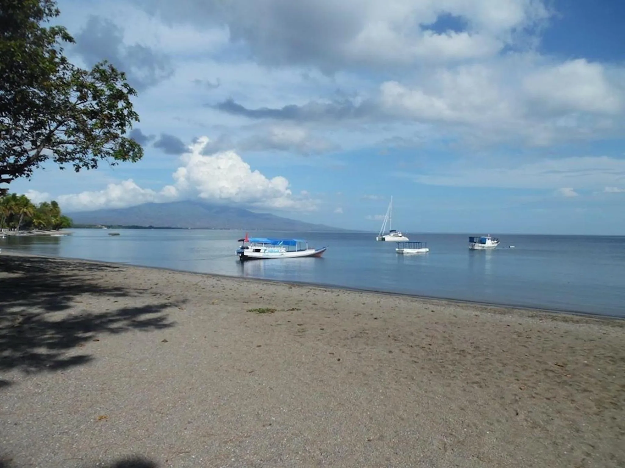 Day in Sea World Club Beach Resort & Dive Center, RESORT THAT SUPPORTS THE POOR