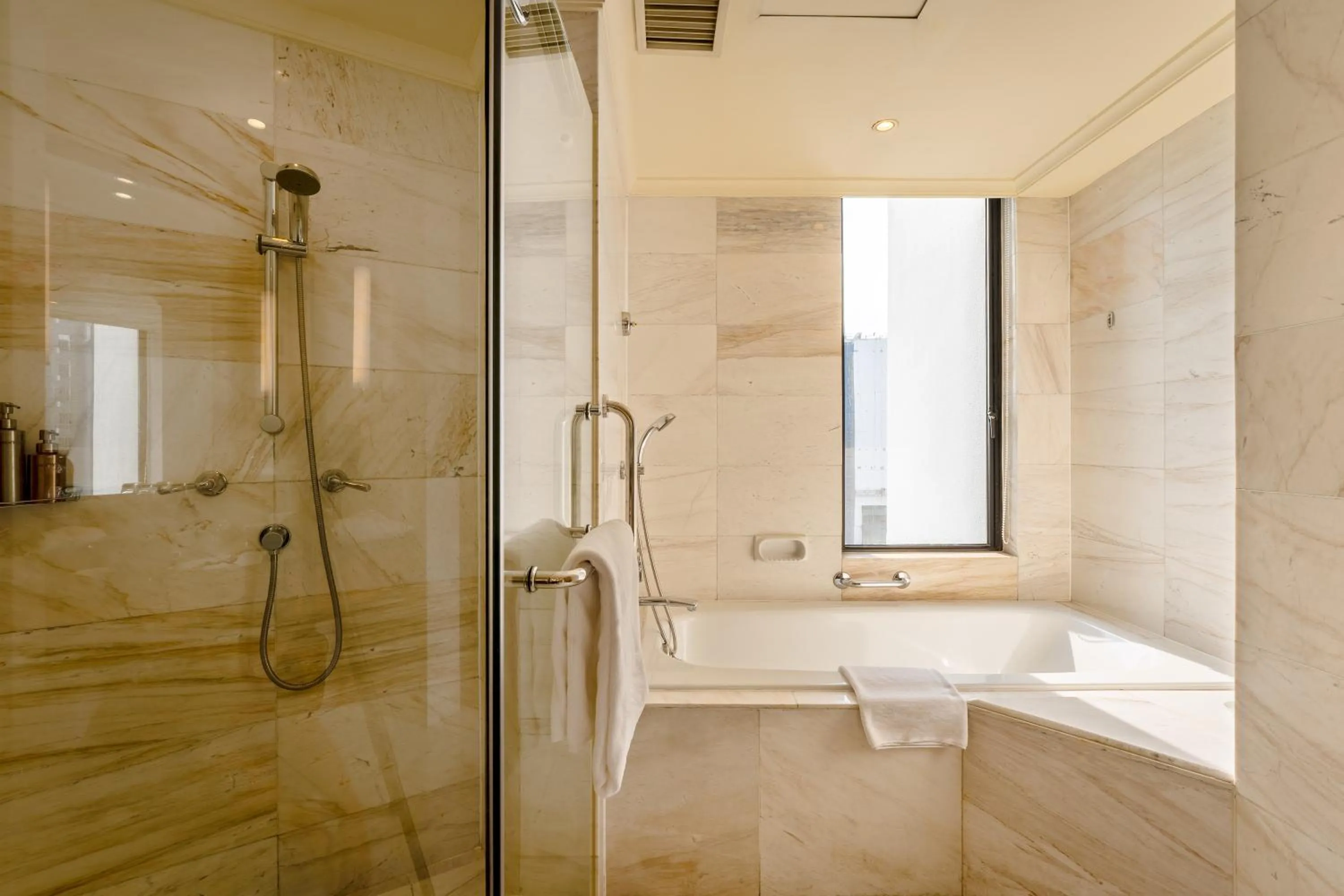 Shower in Hôtel du Parc Hanoï