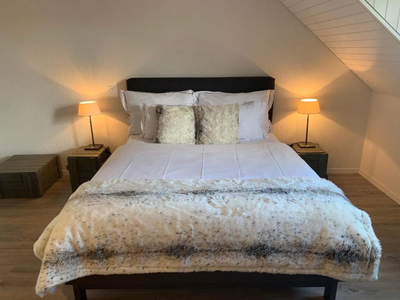 Bedroom, Bed in Löwenplatz Apartment near Station by Airhome