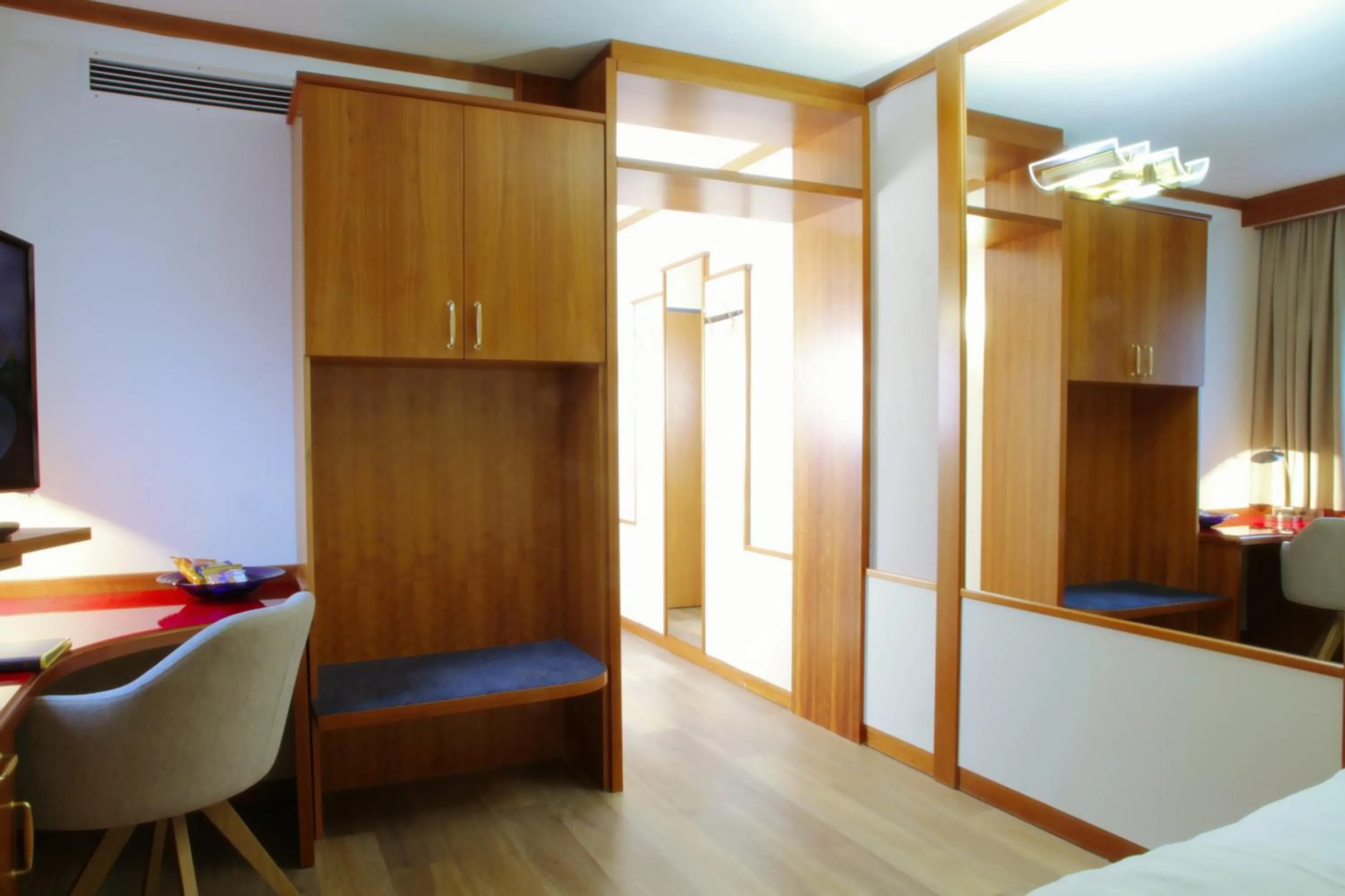 Photo of the whole room, Bed in Vienna Sporthotel