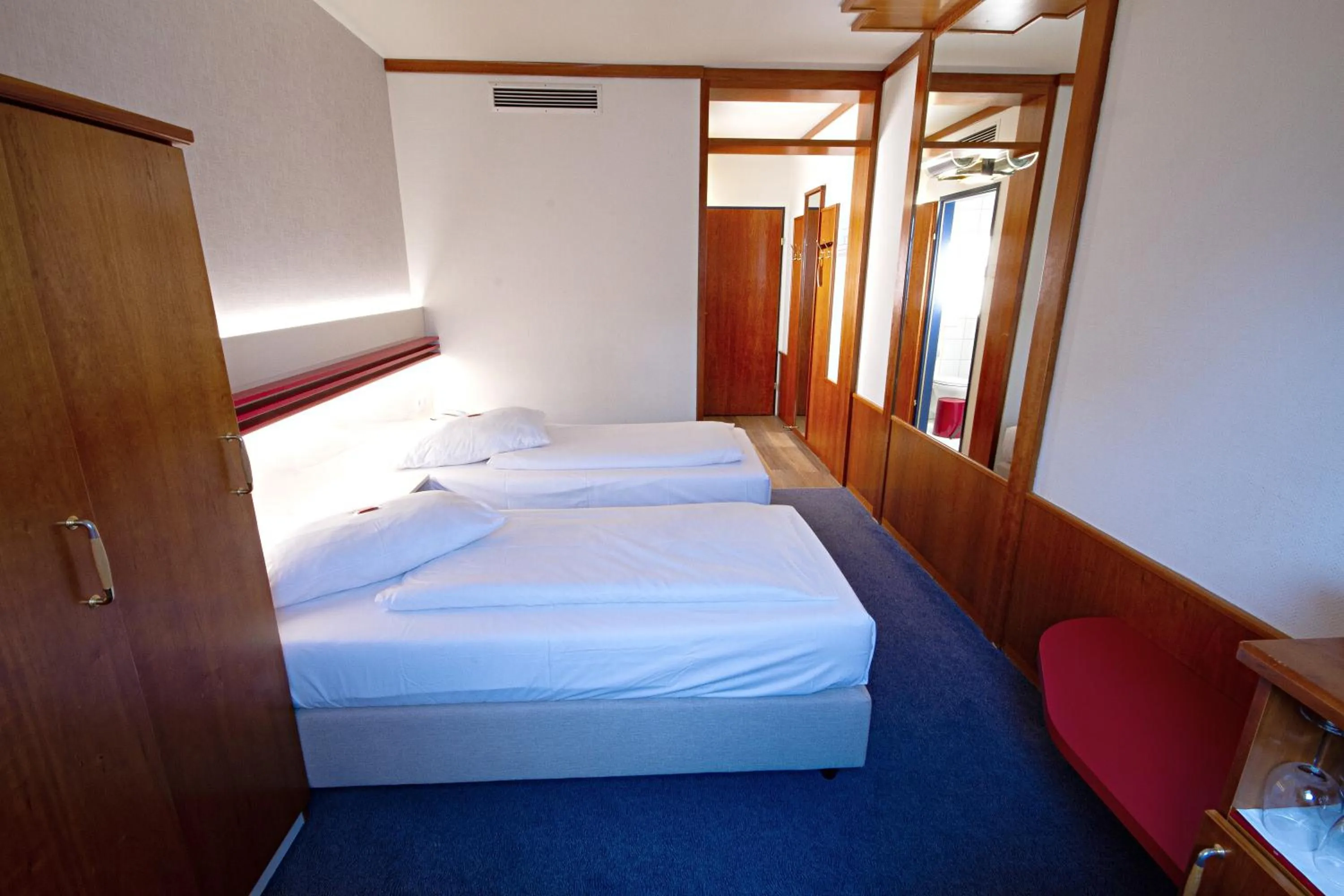 Photo of the whole room, Bed in Vienna Sporthotel