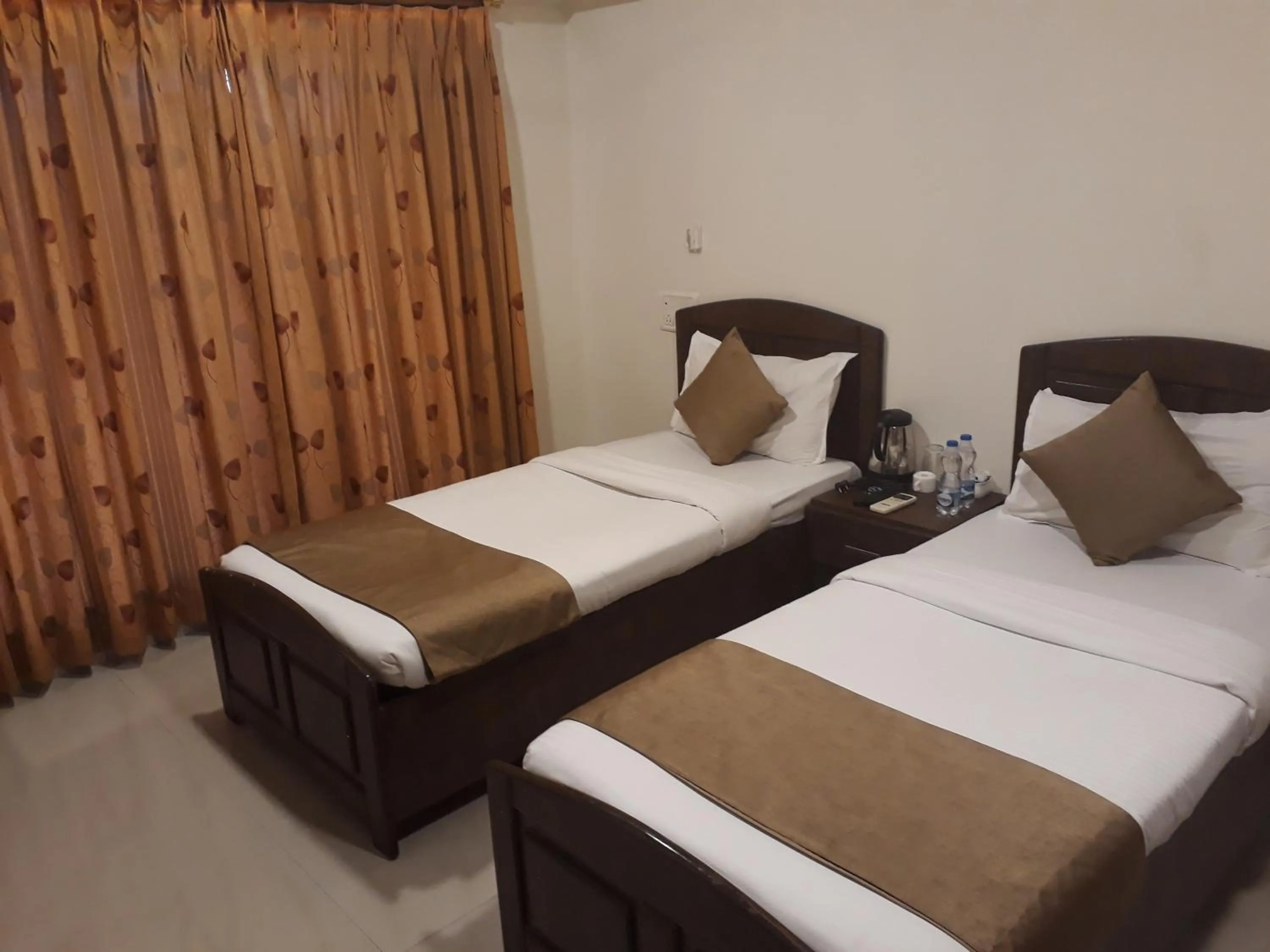 Bedroom, Bed in Dragonfly Apartments Emerald