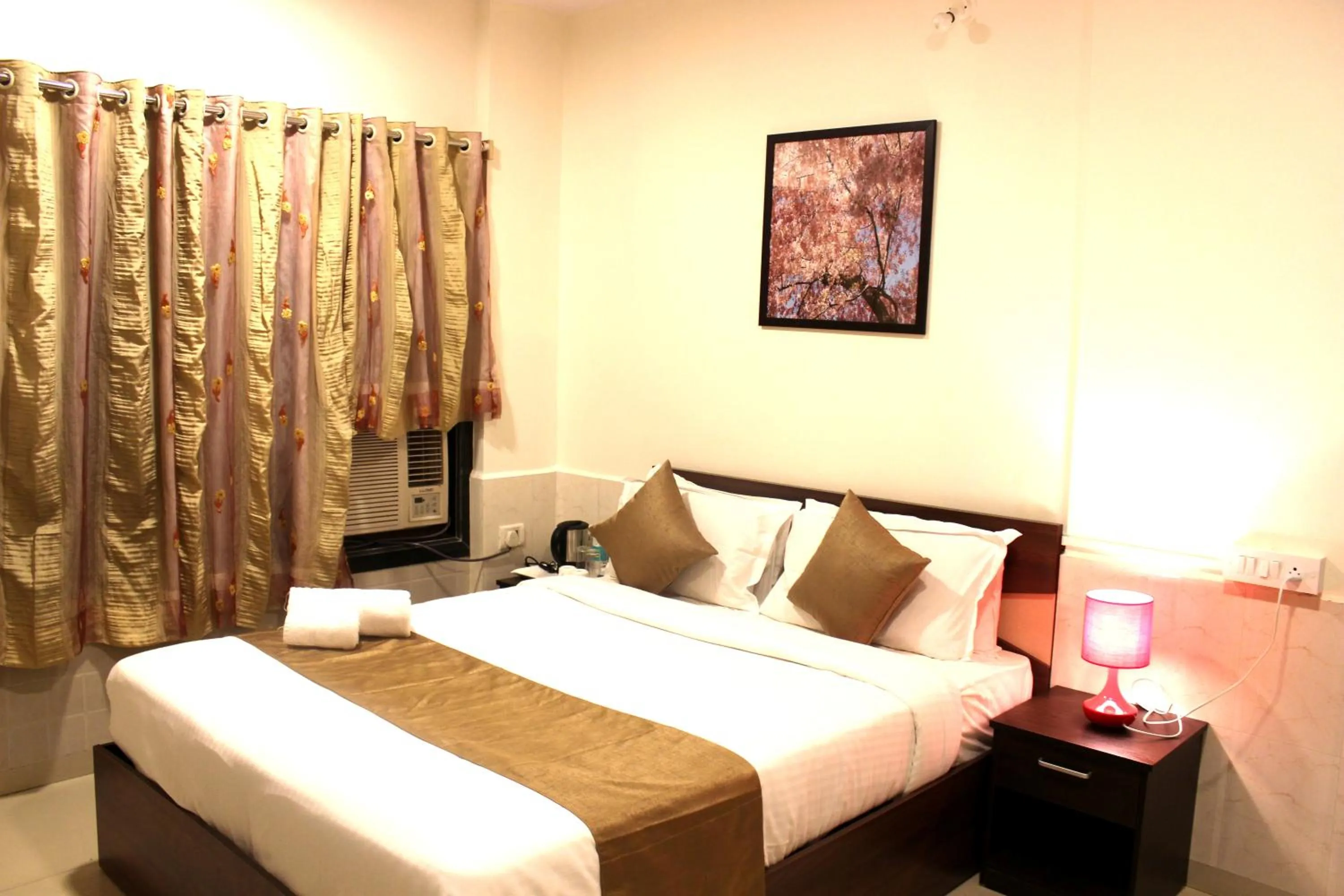 Day, Bed in Dragonfly Apartments Emerald