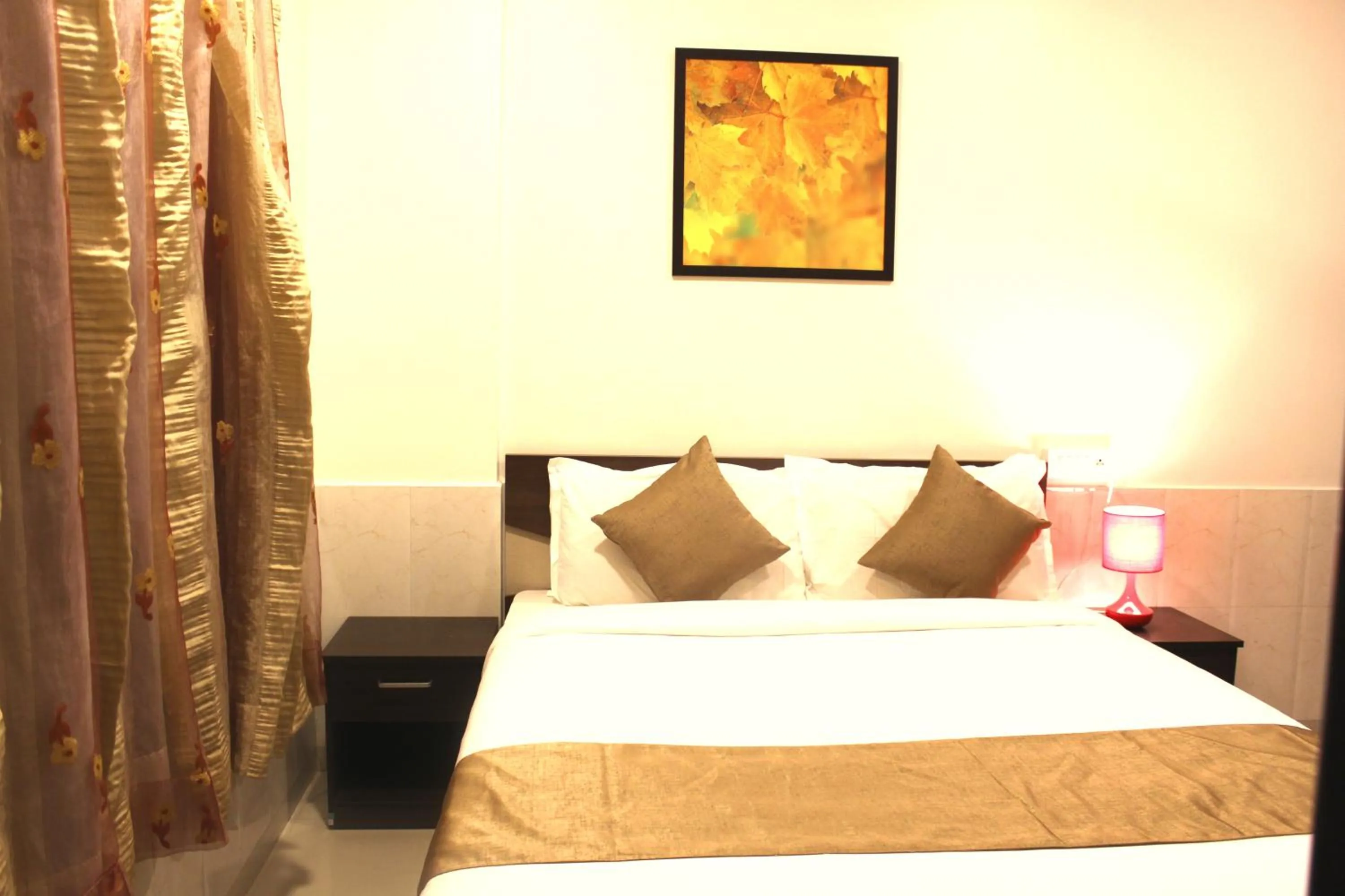 Bed in Dragonfly Apartments Emerald