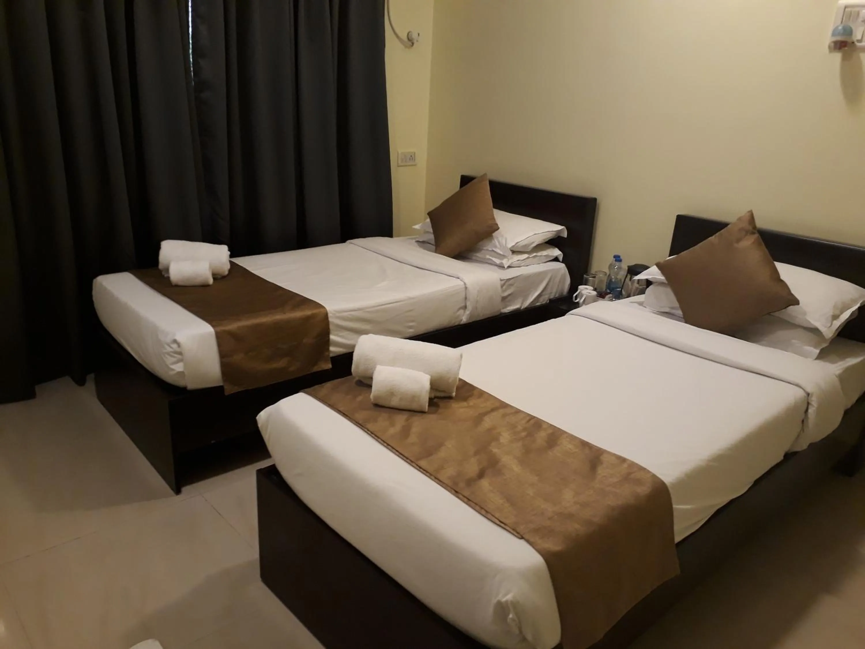 Bedroom, Bed in Dragonfly Apartments Emerald