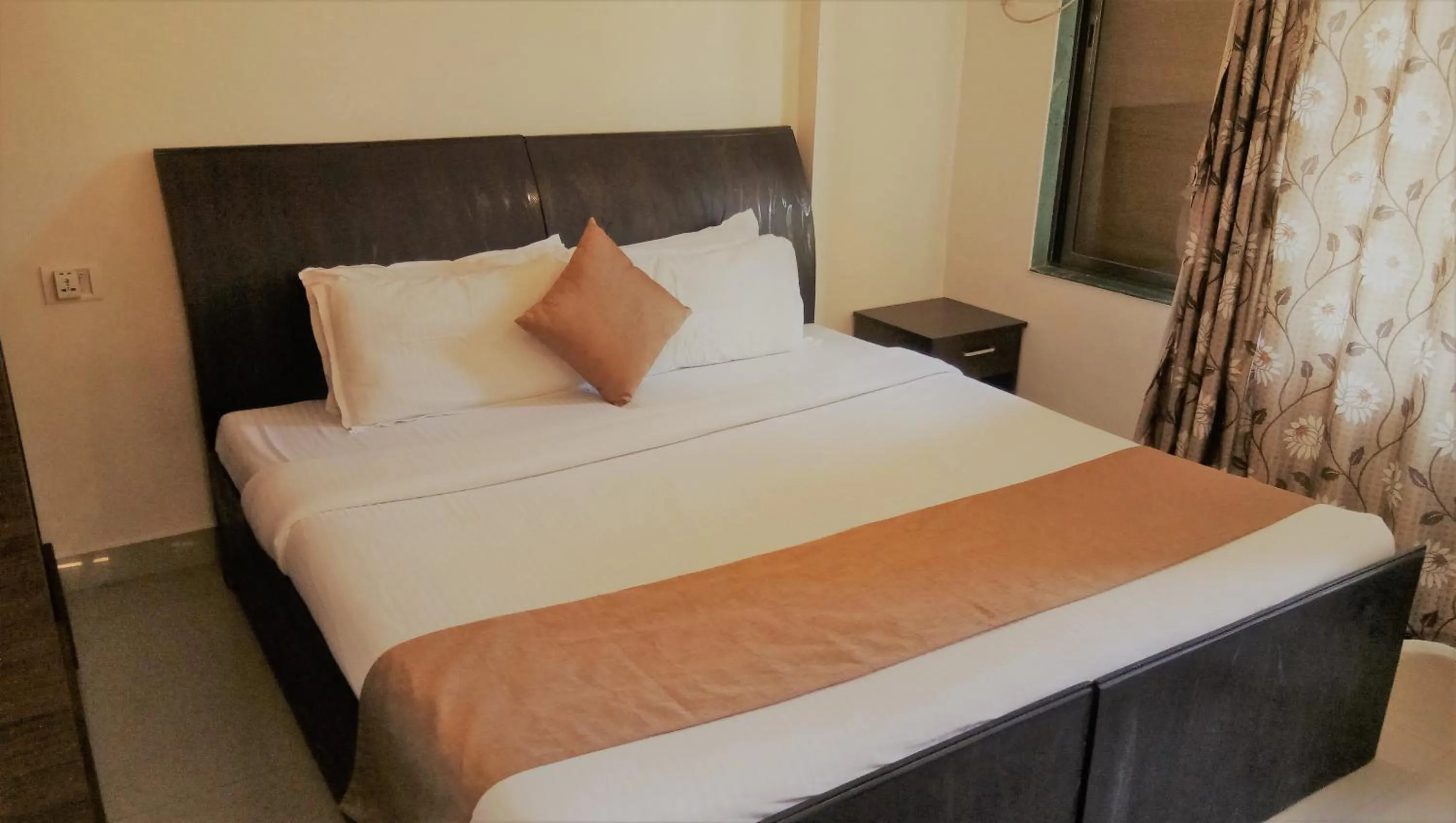 Photo of the whole room, Bed in Dragonfly Apartments Emerald