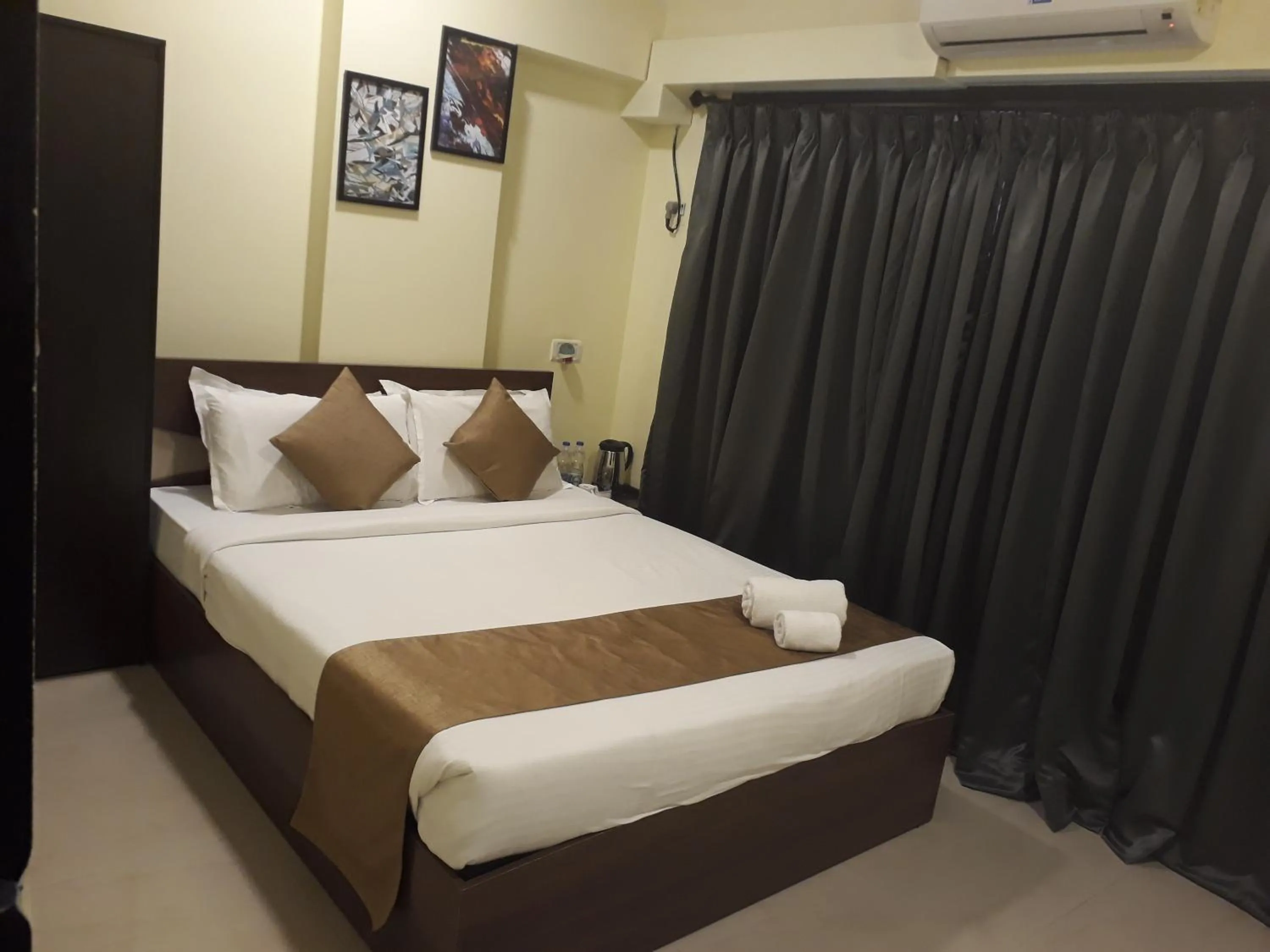 Day, Bed in Dragonfly Apartments Emerald