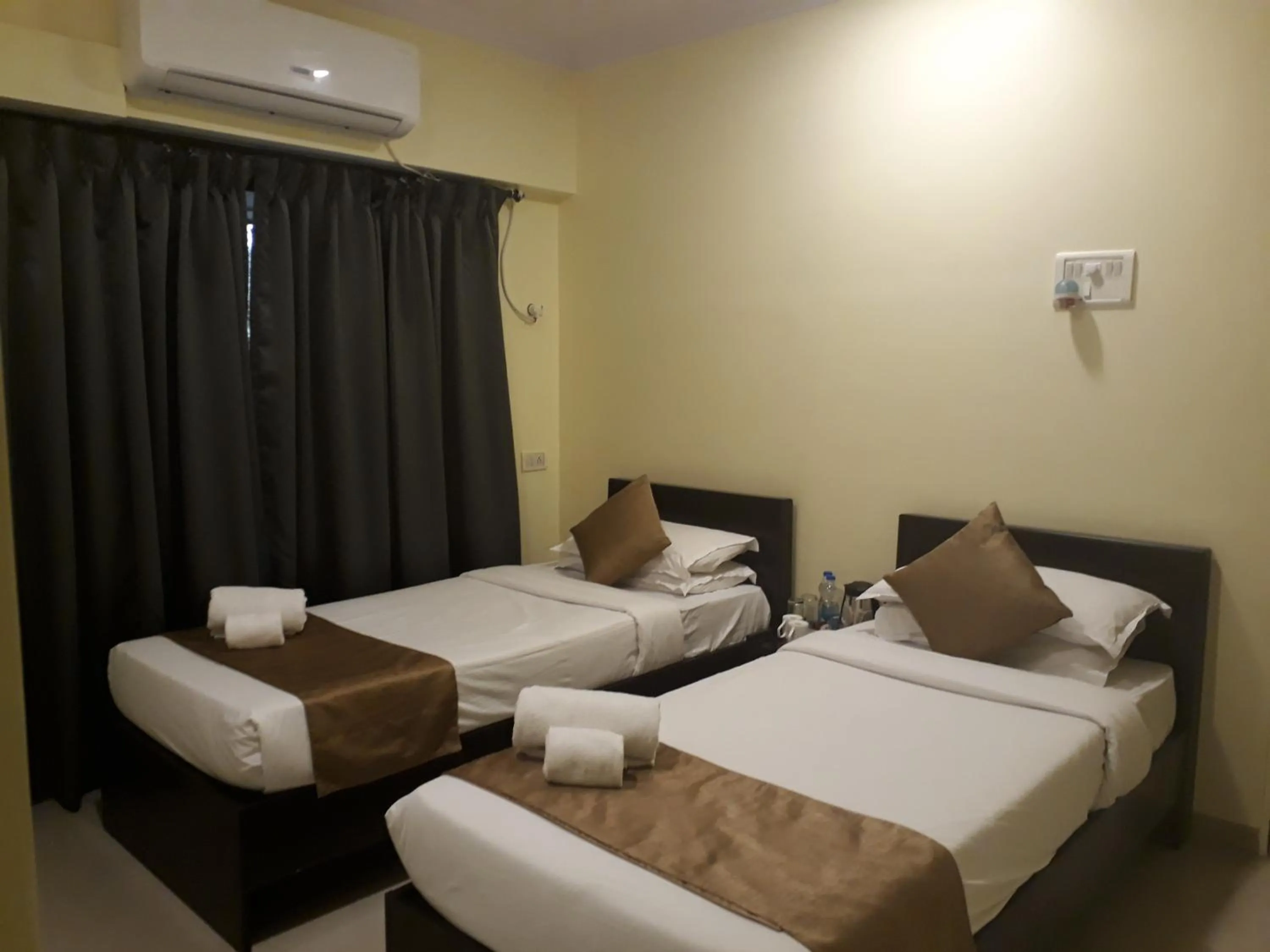 Bedroom, Bed in Dragonfly Apartments Emerald