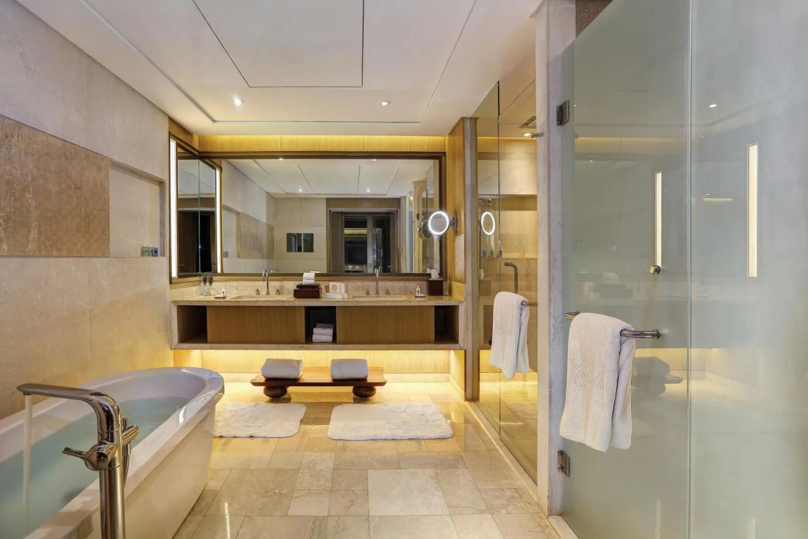 Shower in Kempinski Summerland Hotel & Resort Beirut