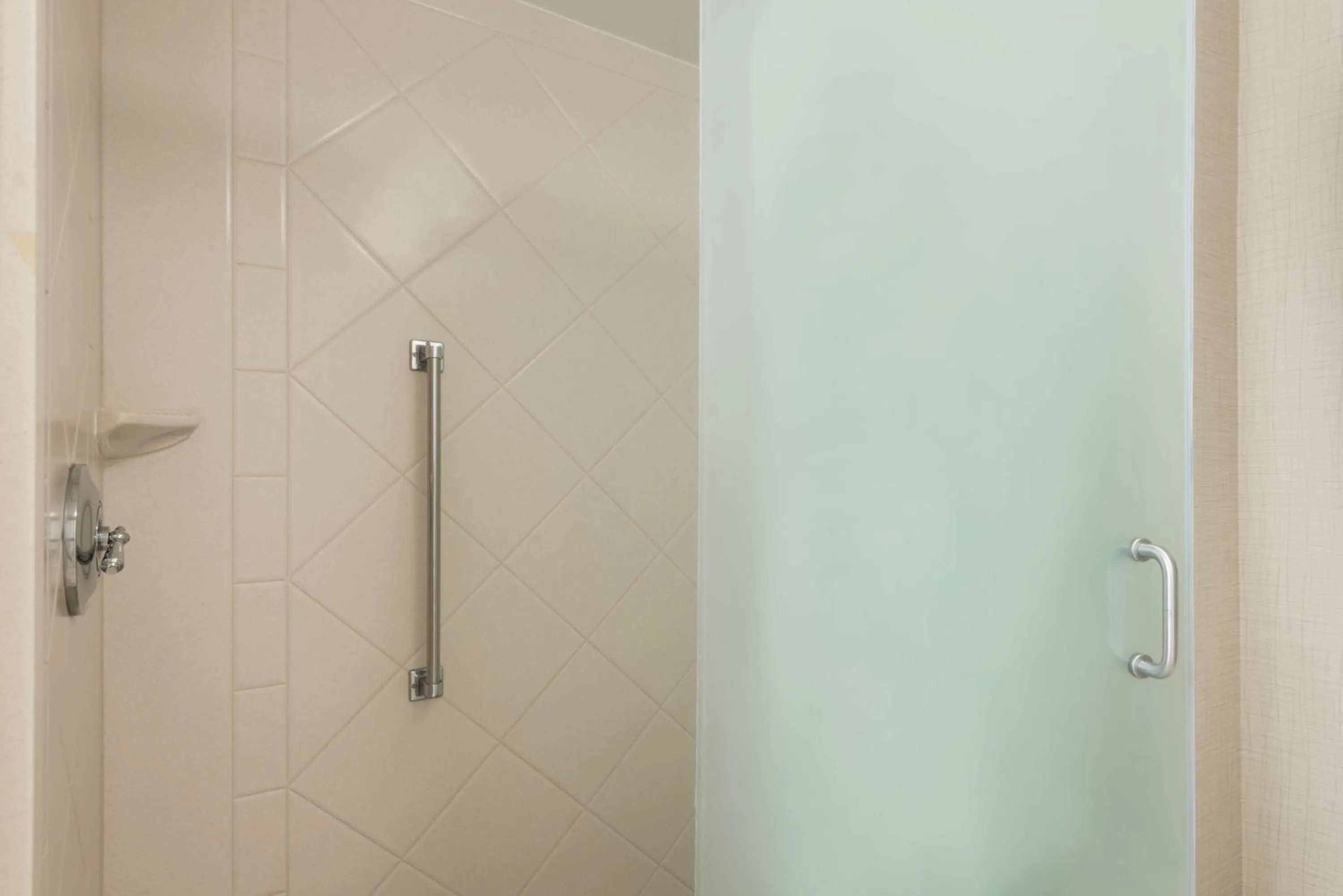 Bathroom in Homewood Suites by Hilton Holyoke-Springfield/North