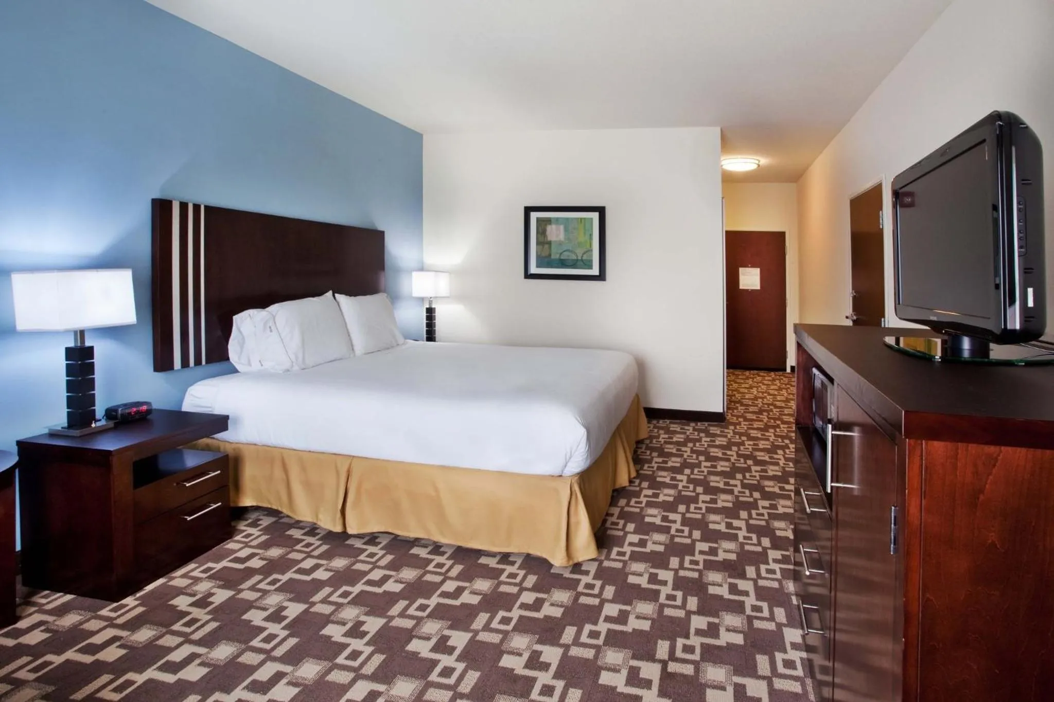 Photo of the whole room, Bed in Holiday Inn Express Hotel & Suites Atlanta Airport West - Camp Creek by IHG