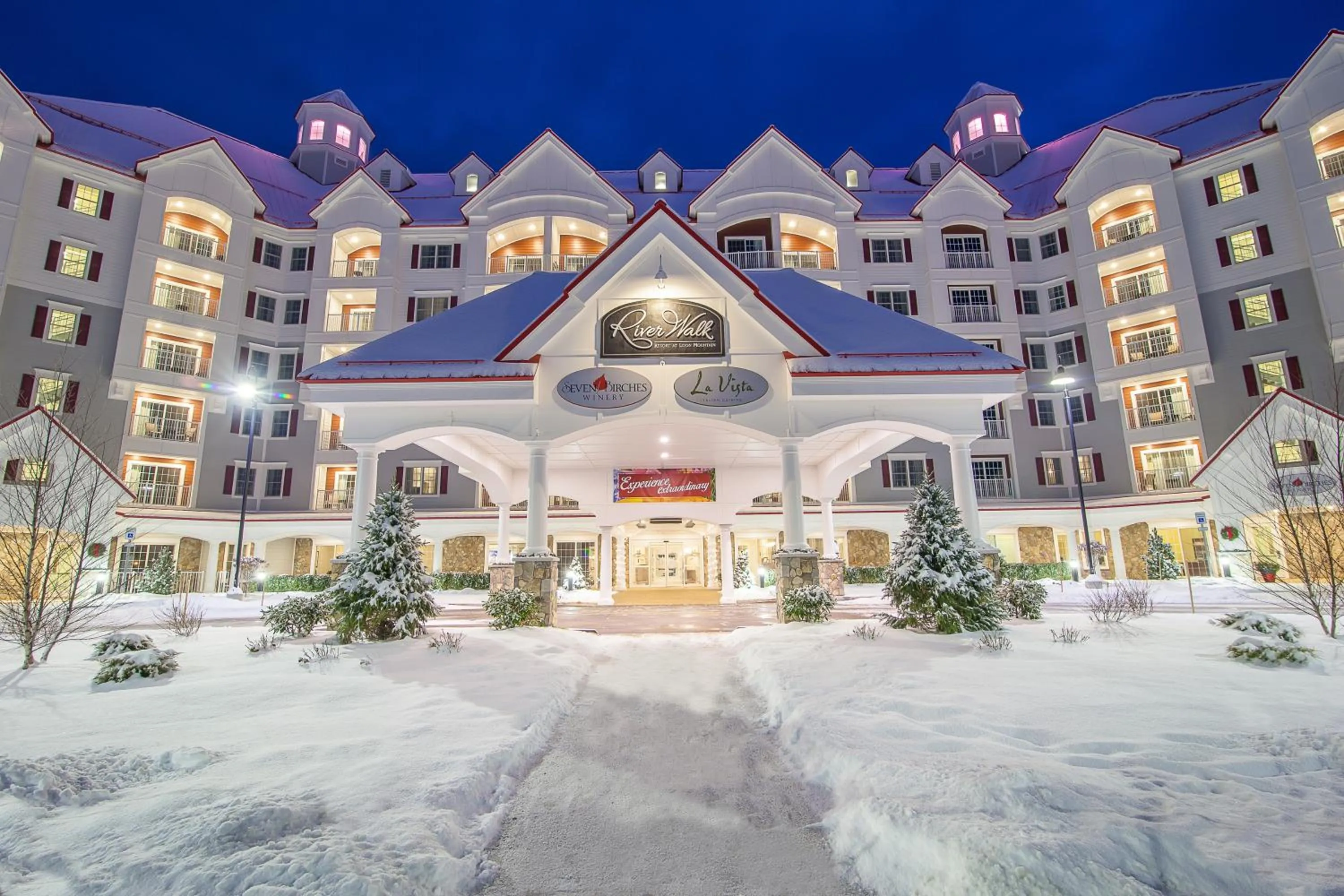 Facade/entrance in RiverWalk Resort at Loon Mountain