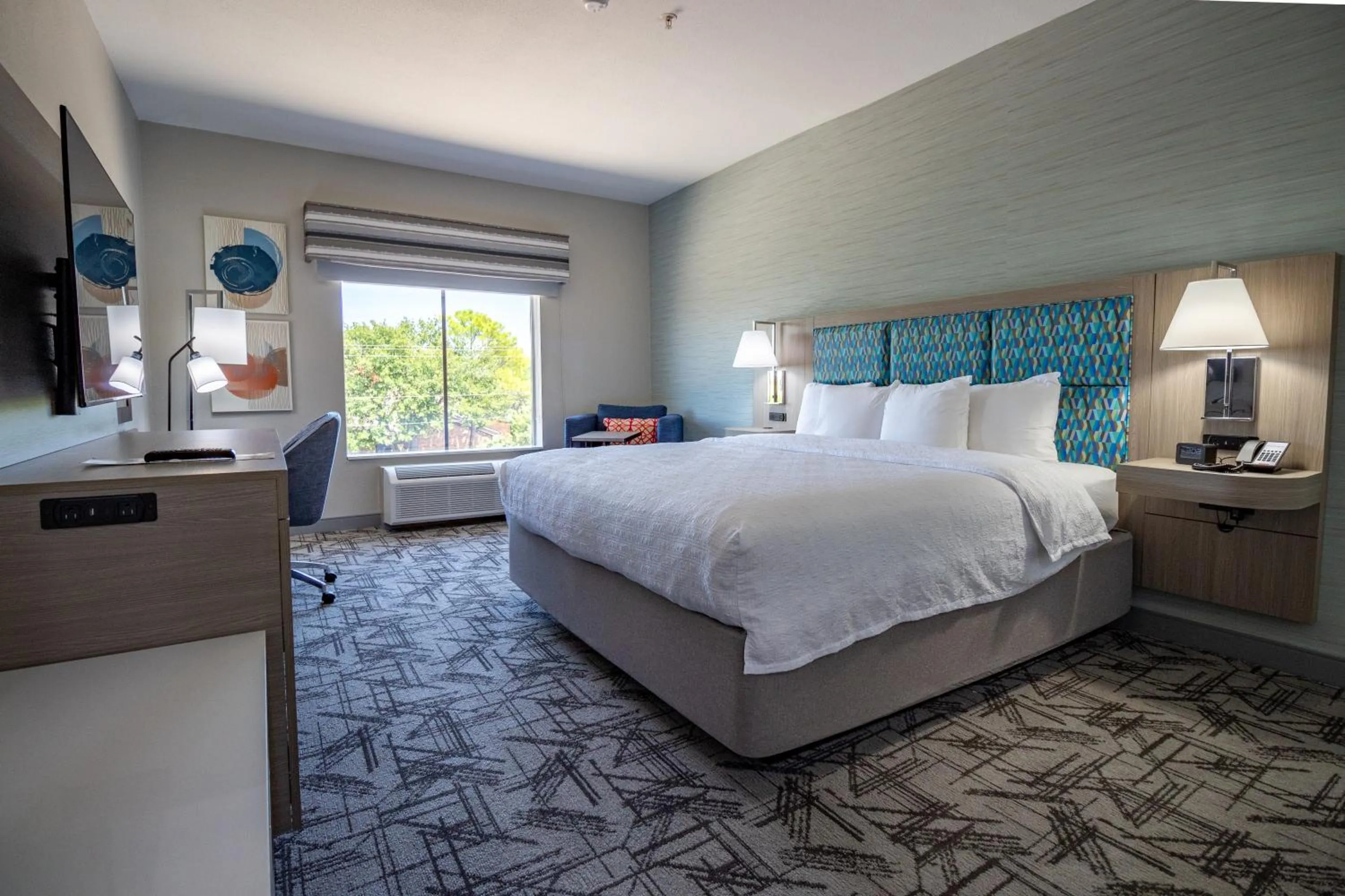 Bedroom, Bed in Hampton Inn & Suites Denton