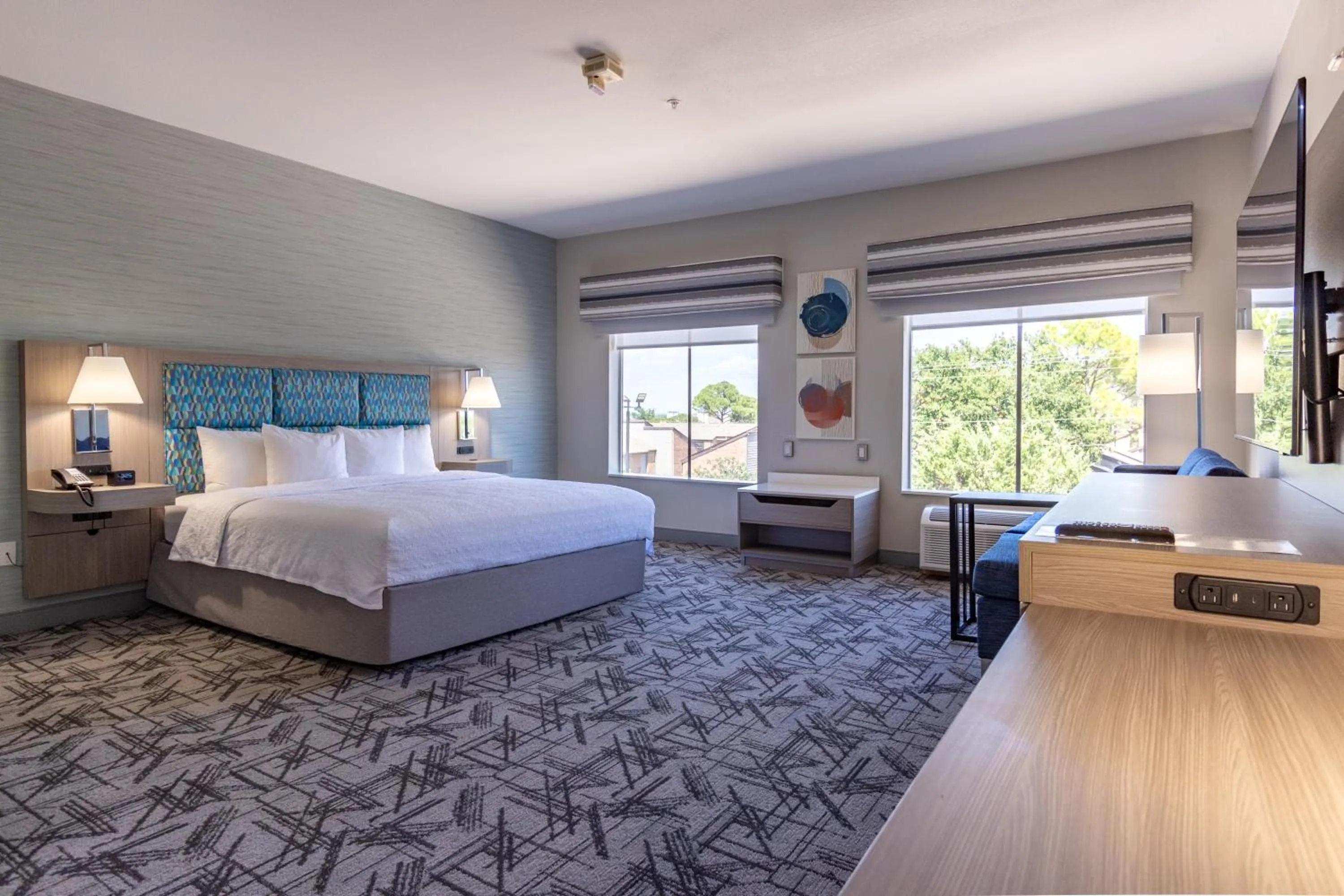 Bedroom, Bed in Hampton Inn & Suites Denton