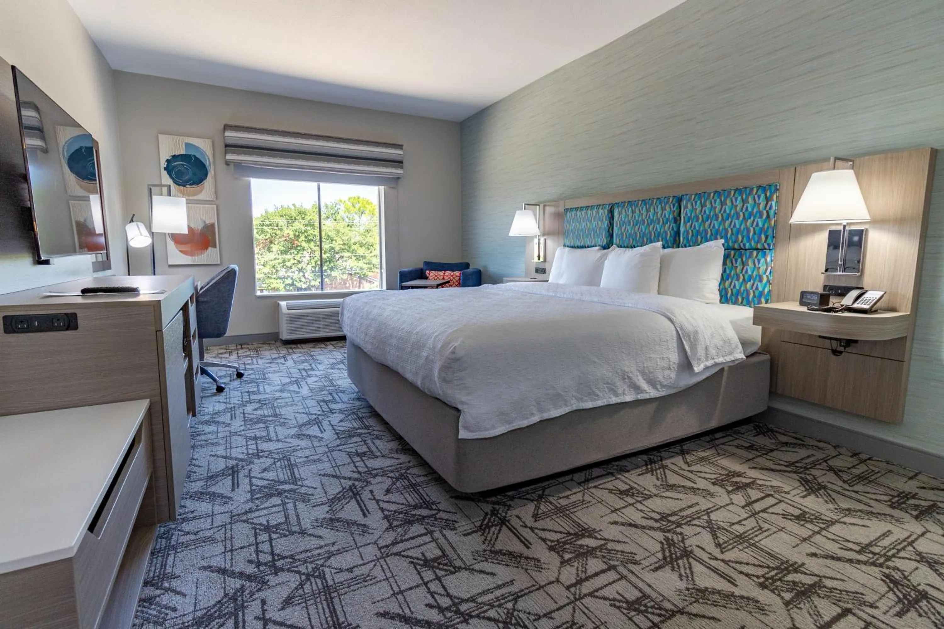 Bedroom, Bed in Hampton Inn & Suites Denton