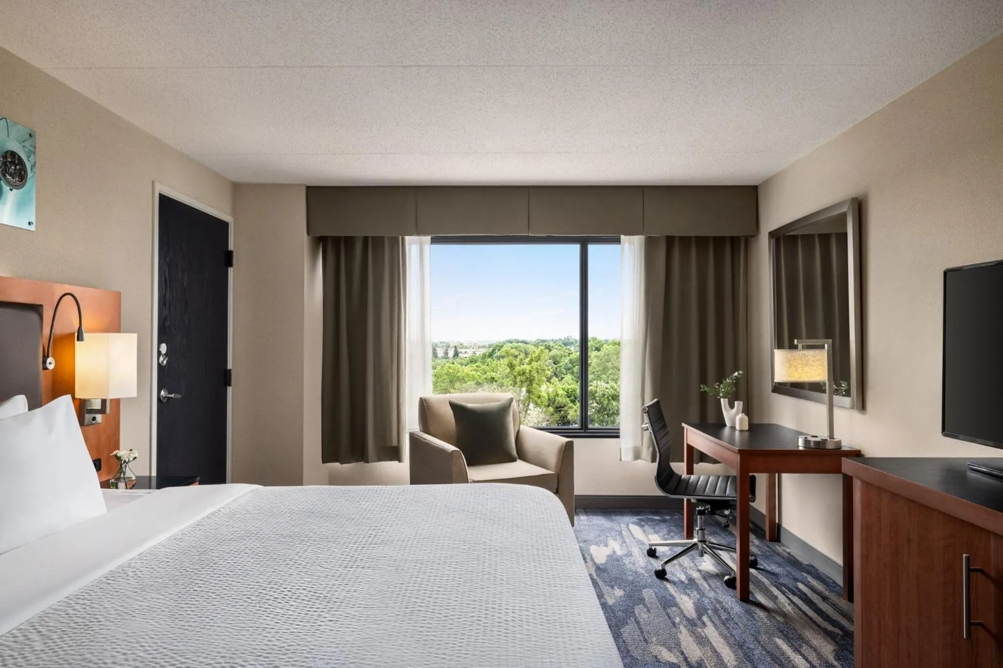 Photo of the whole room, Bed in Crowne Plaza Auburn Hills by IHG