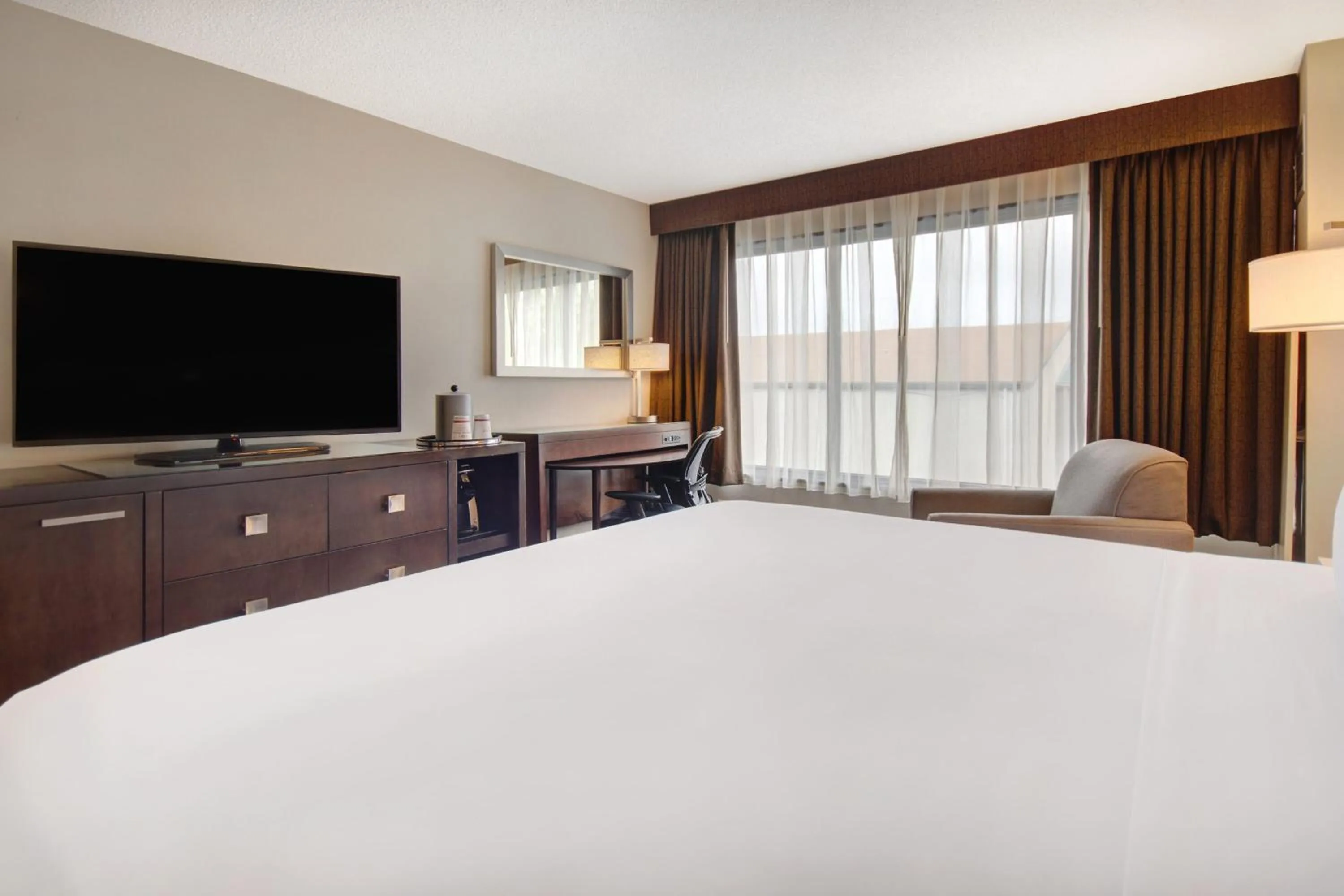 Photo of the whole room, Bed in Crowne Plaza Auburn Hills by IHG