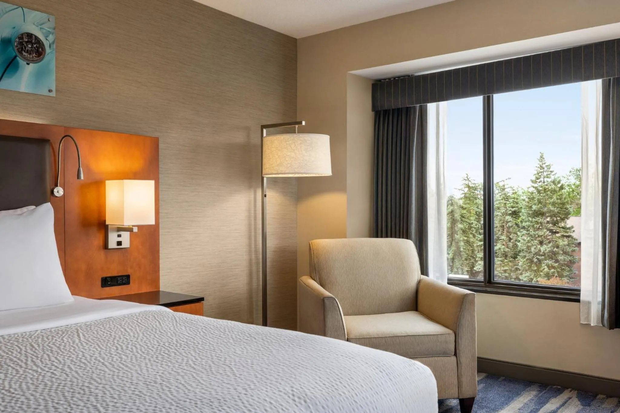 Photo of the whole room, Bed in Crowne Plaza Auburn Hills by IHG