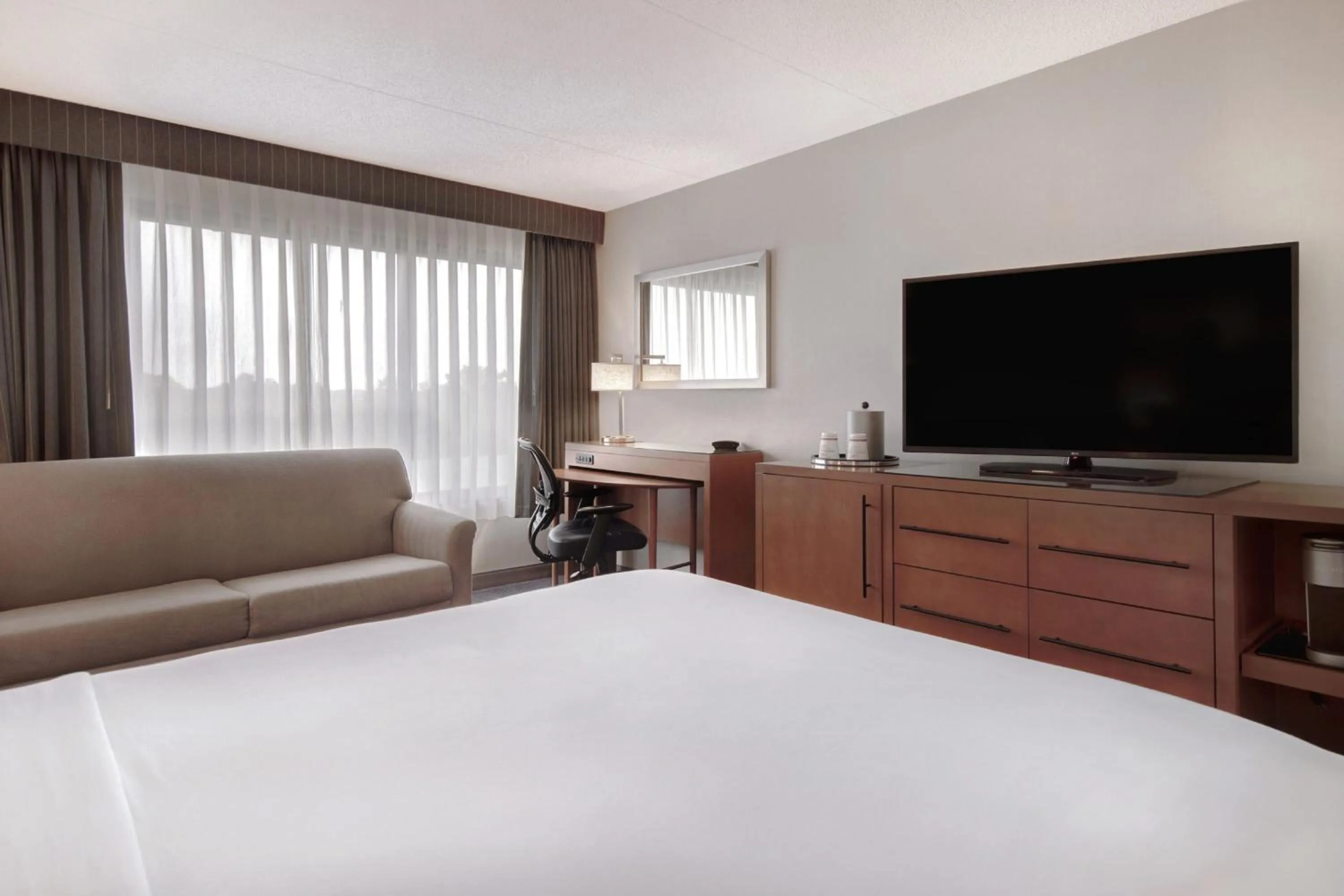 Photo of the whole room, Bed in Crowne Plaza Auburn Hills by IHG