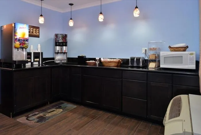 Restaurant/places to eat in Americas Best Value Inn Hollywood