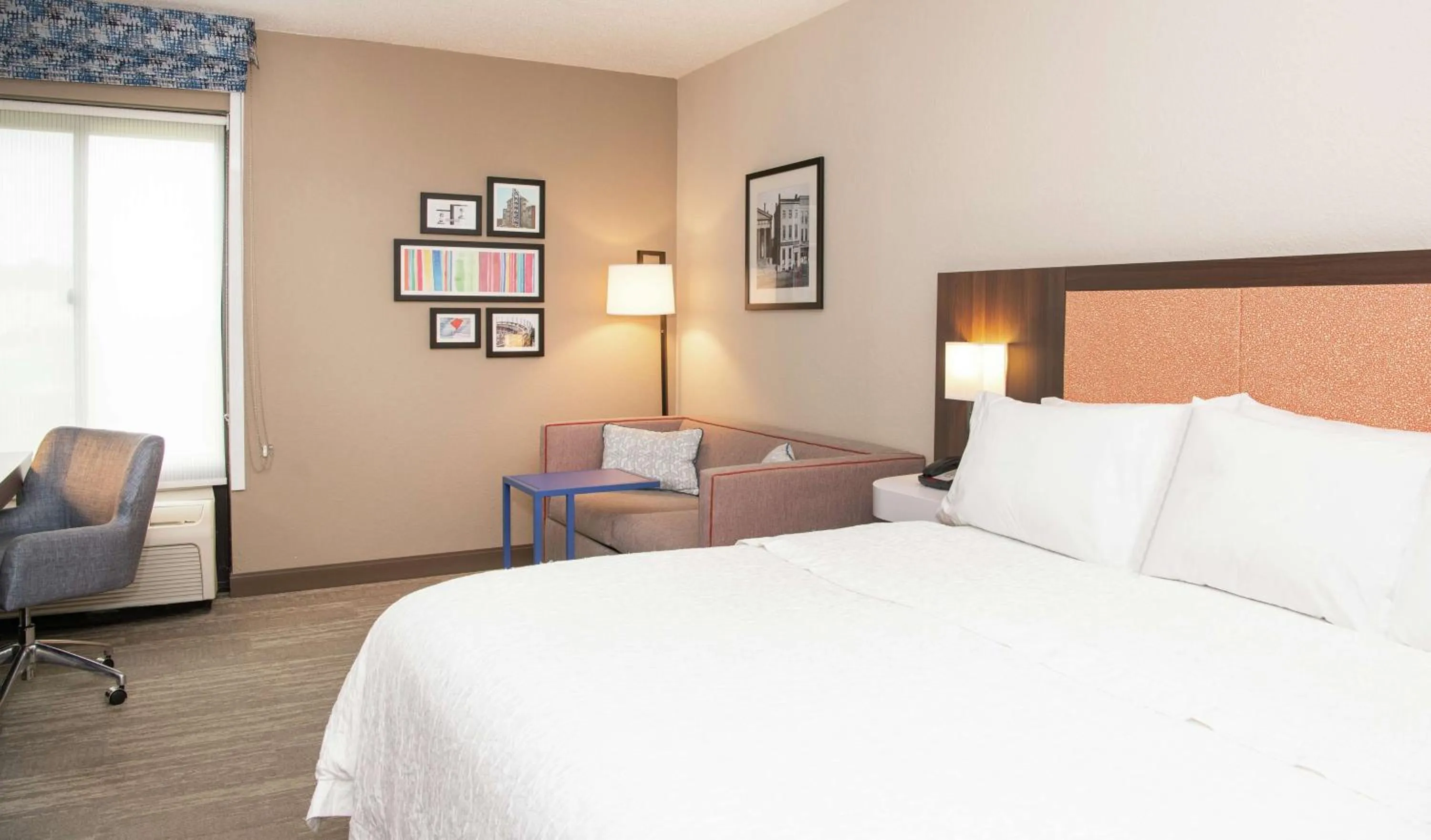 Bedroom, Bed in Hampton Inn Erie-South