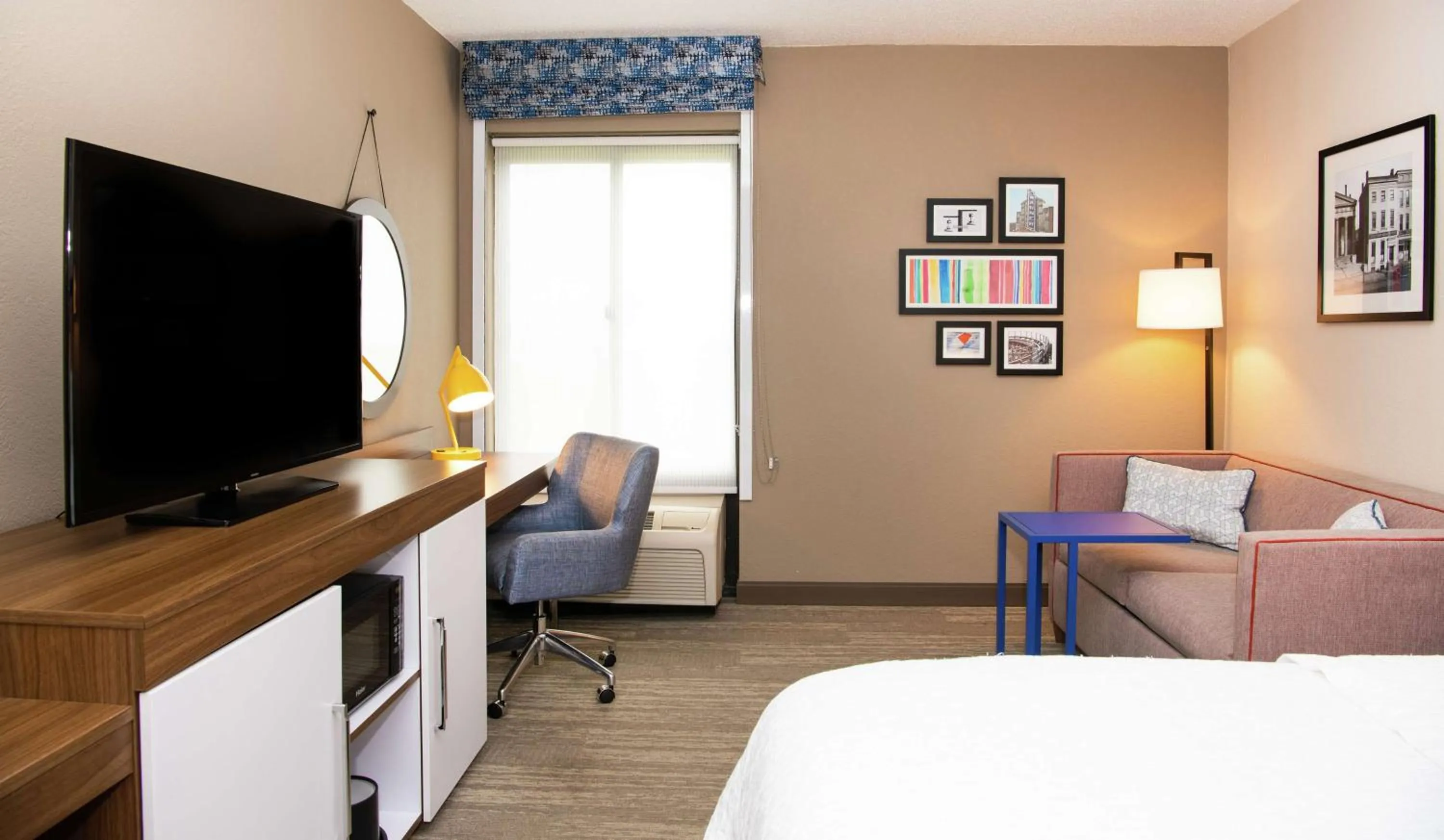Bedroom, Bed in Hampton Inn Erie-South