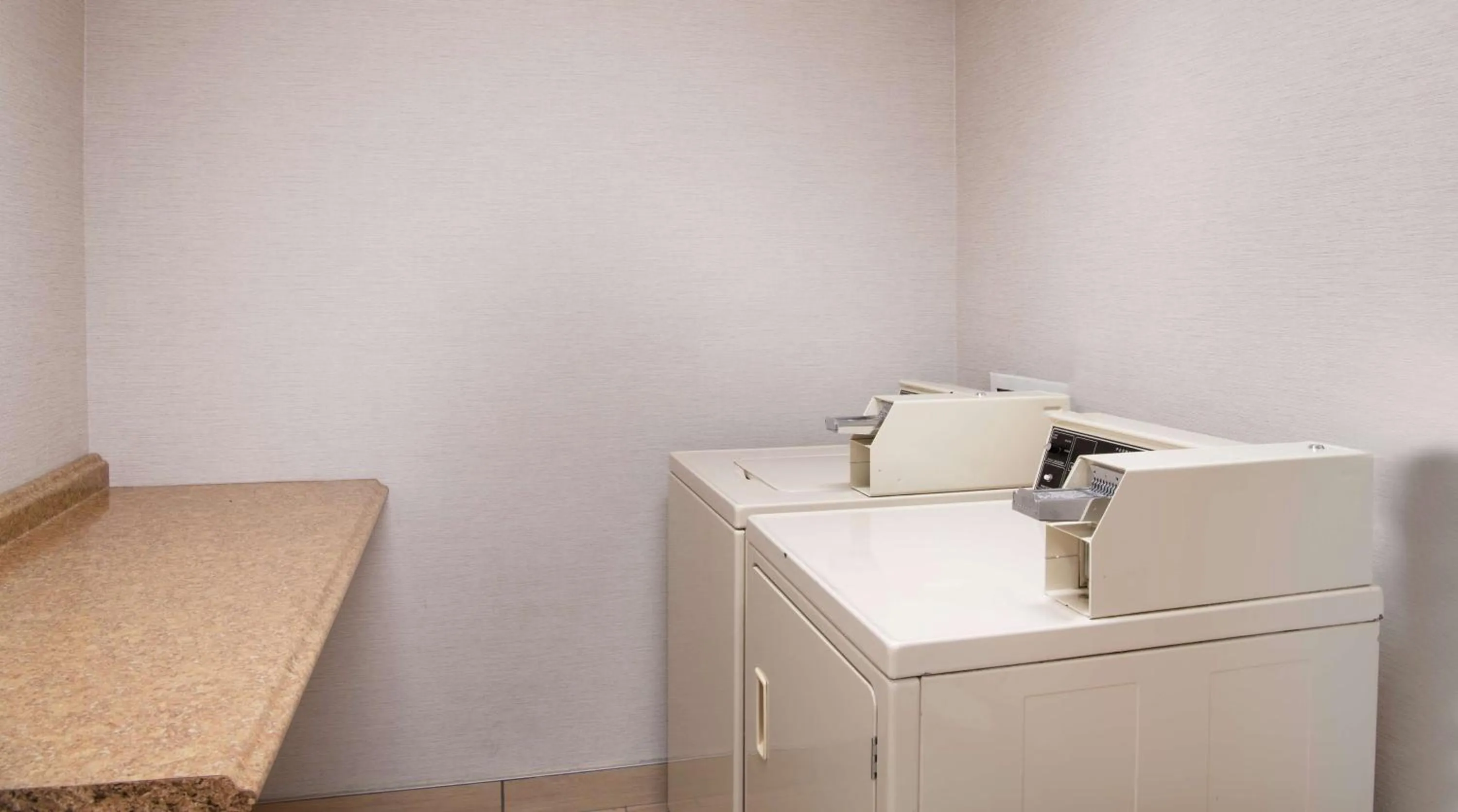 Property building in Hampton Inn Erie-South