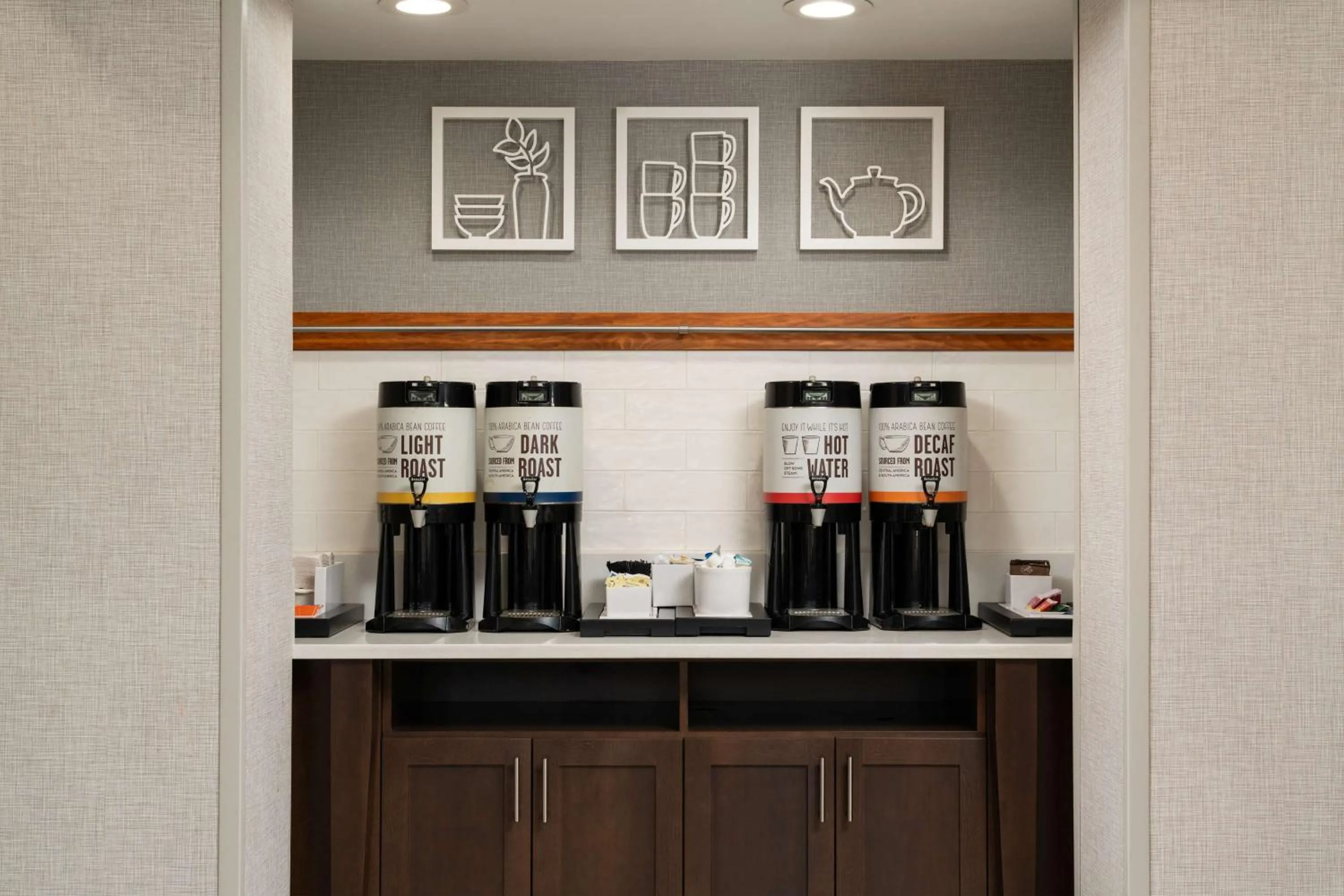 Dining area in Hampton Inn Fairfax City