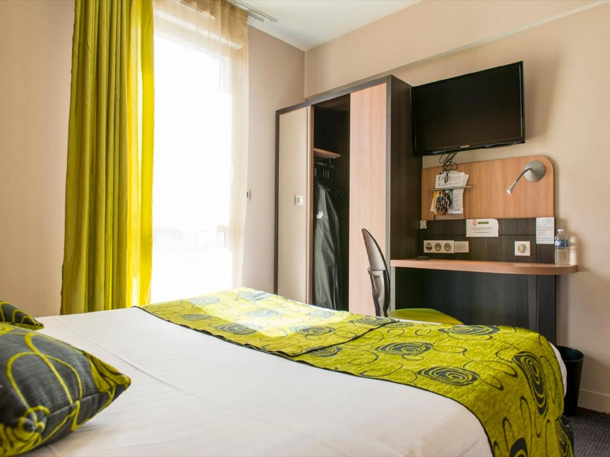 Bedroom, TV/Entertainment Center in Hotel Belfort