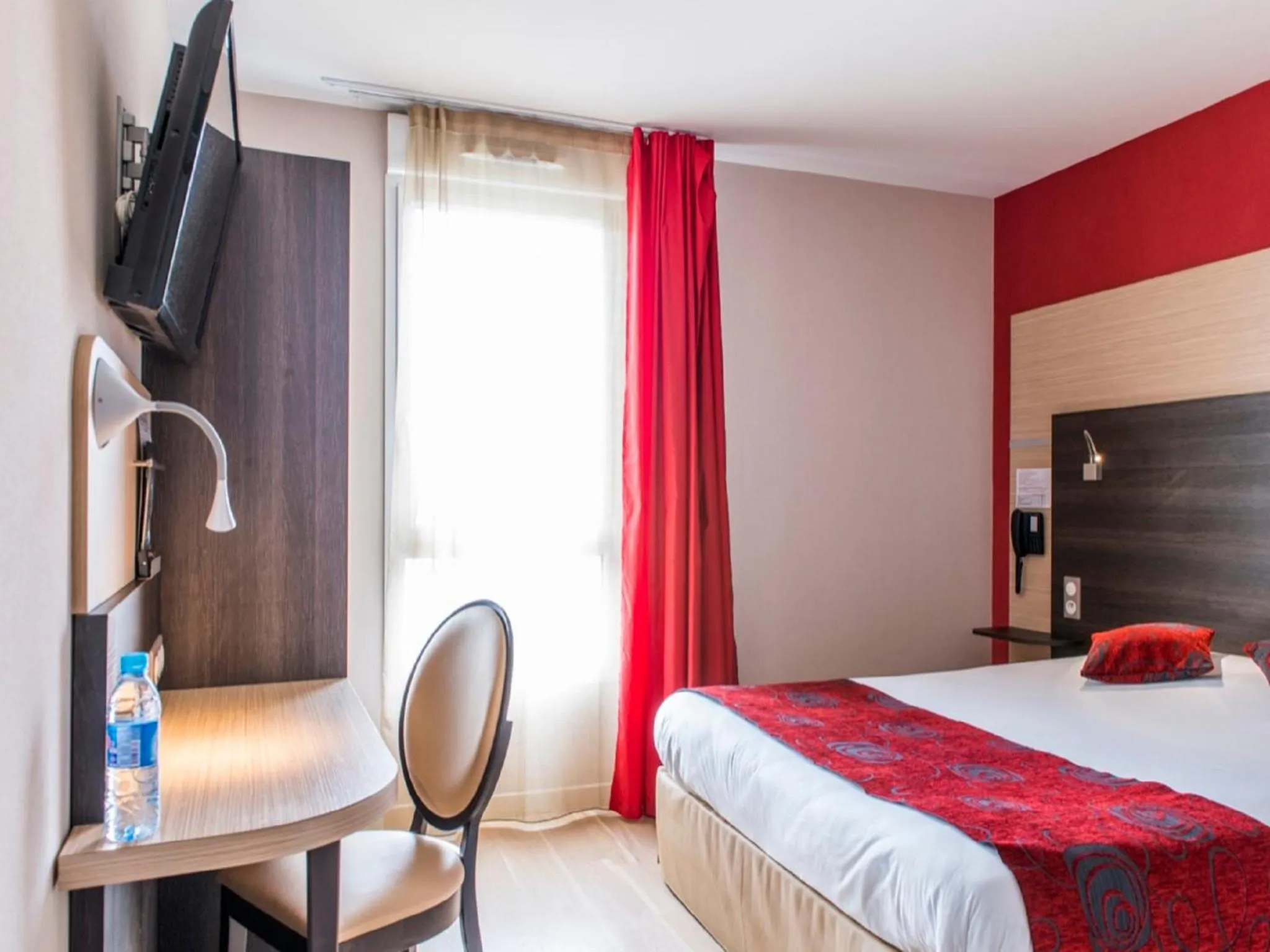 Bedroom, TV/Entertainment Center in Hotel Belfort