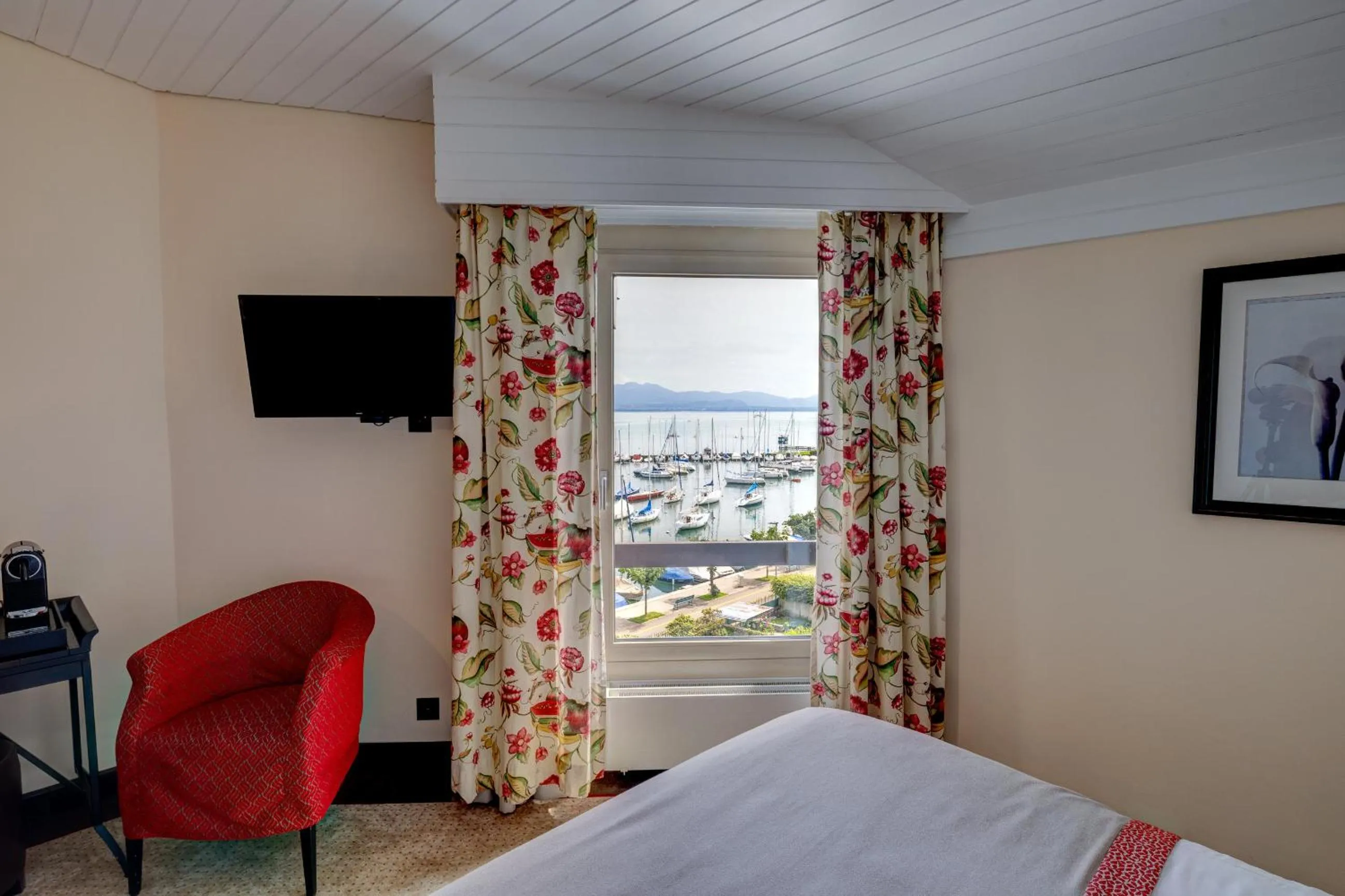 Photo of the whole room, Bed in Romantik Hotel Mont Blanc au Lac