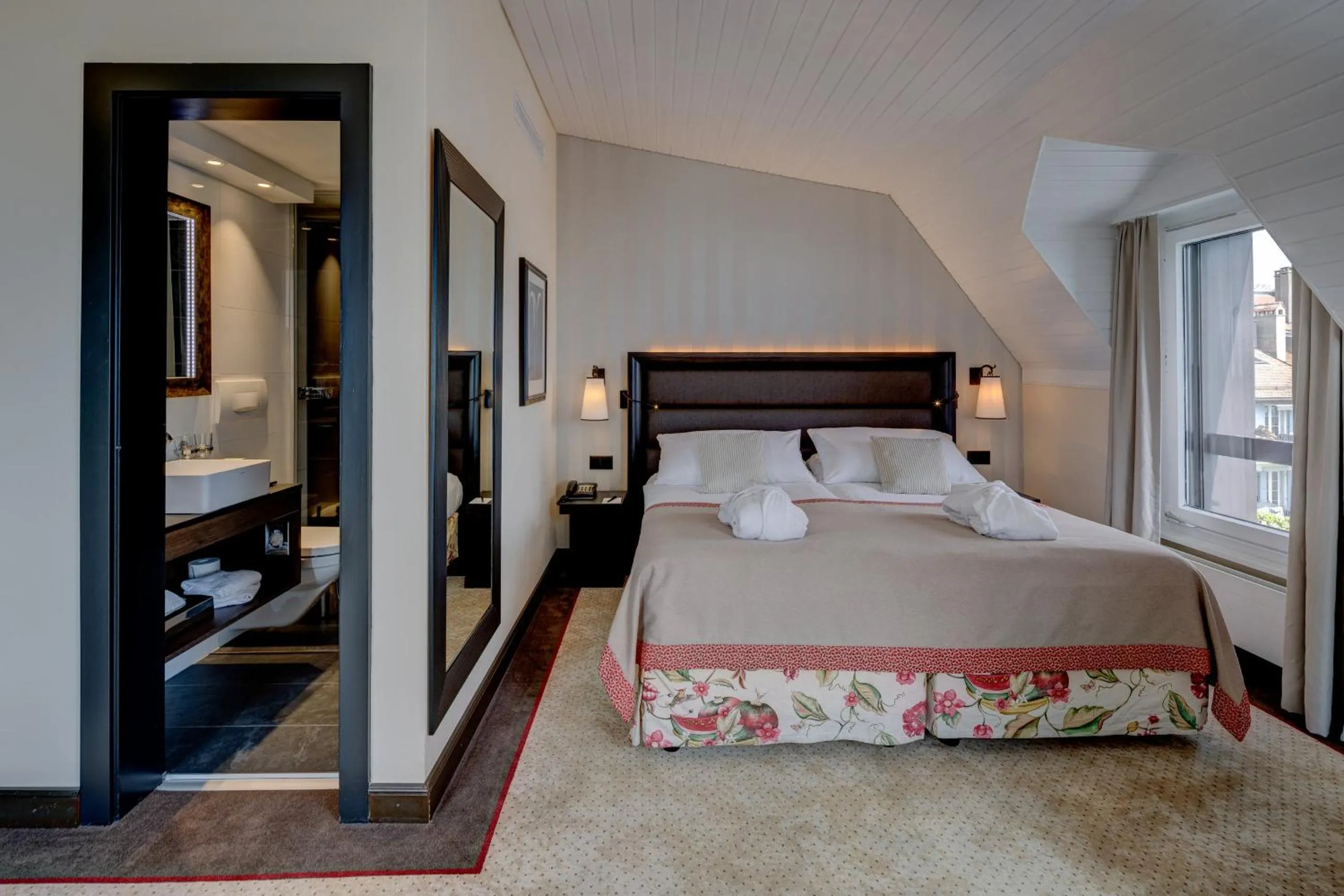 Bed in Romantik Hotel Mont Blanc au Lac