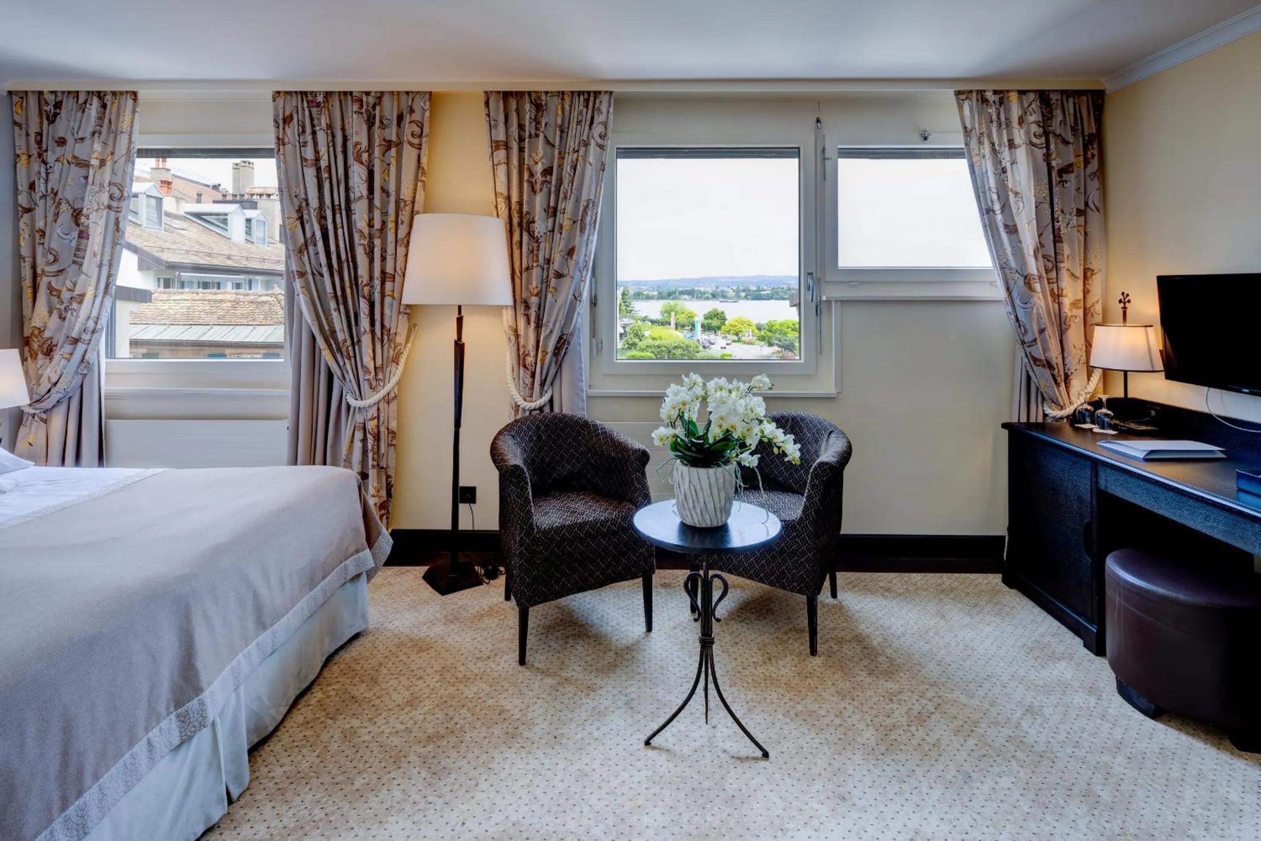 Photo of the whole room, Bed in Romantik Hotel Mont Blanc au Lac