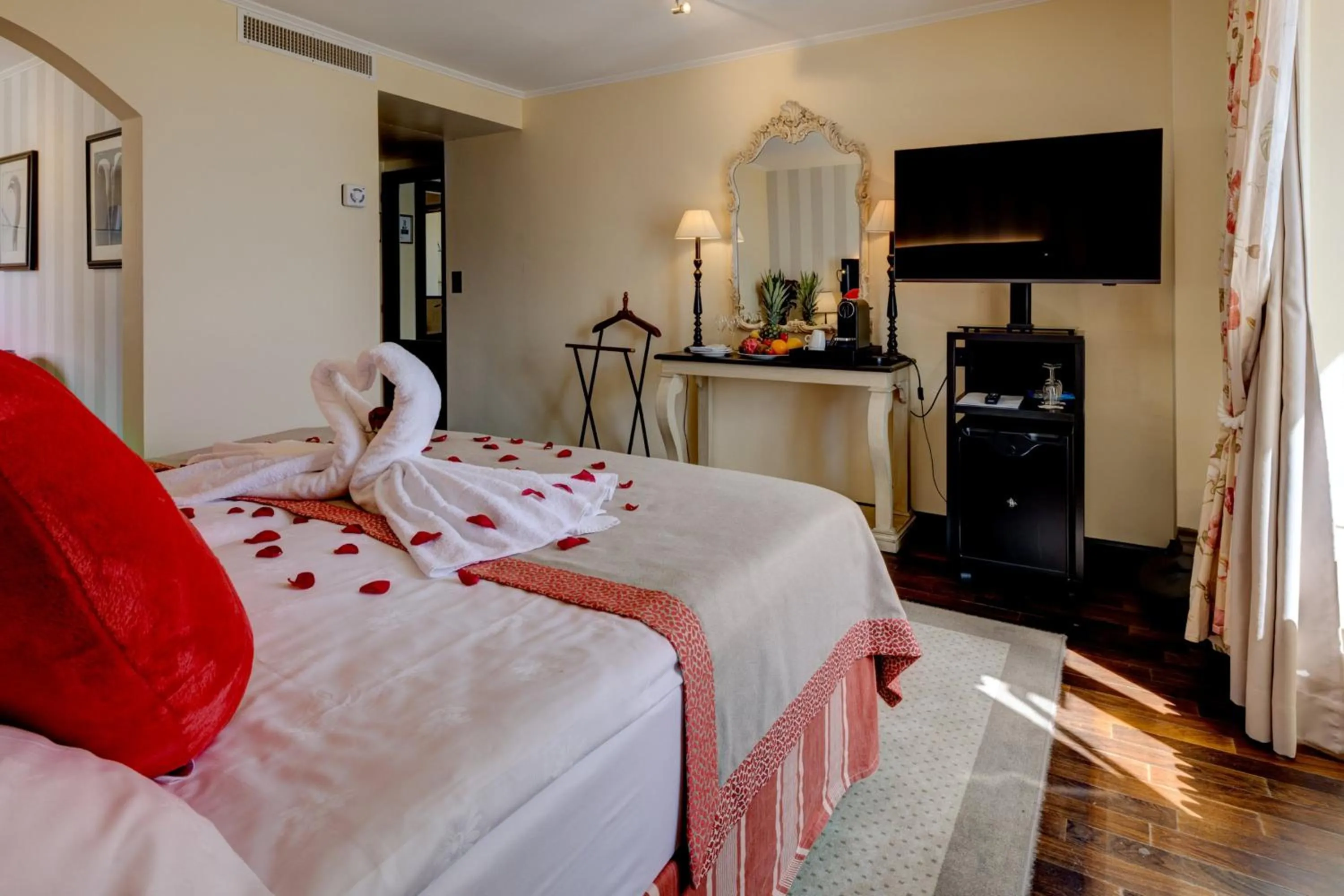 Bedroom, Bed in Romantik Hotel Mont Blanc au Lac