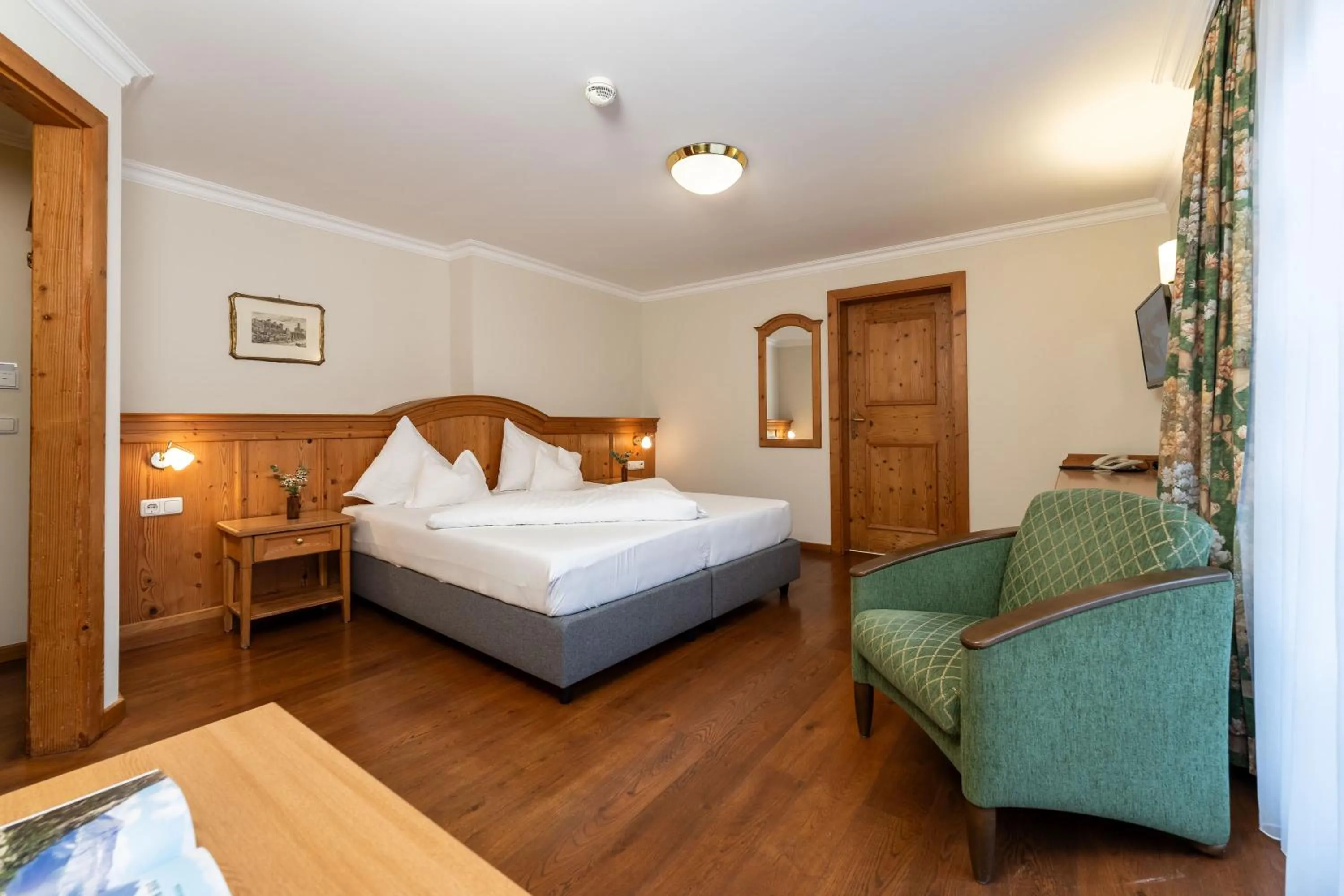 Photo of the whole room, Bed in Hotel zum Hirschen Zell am See