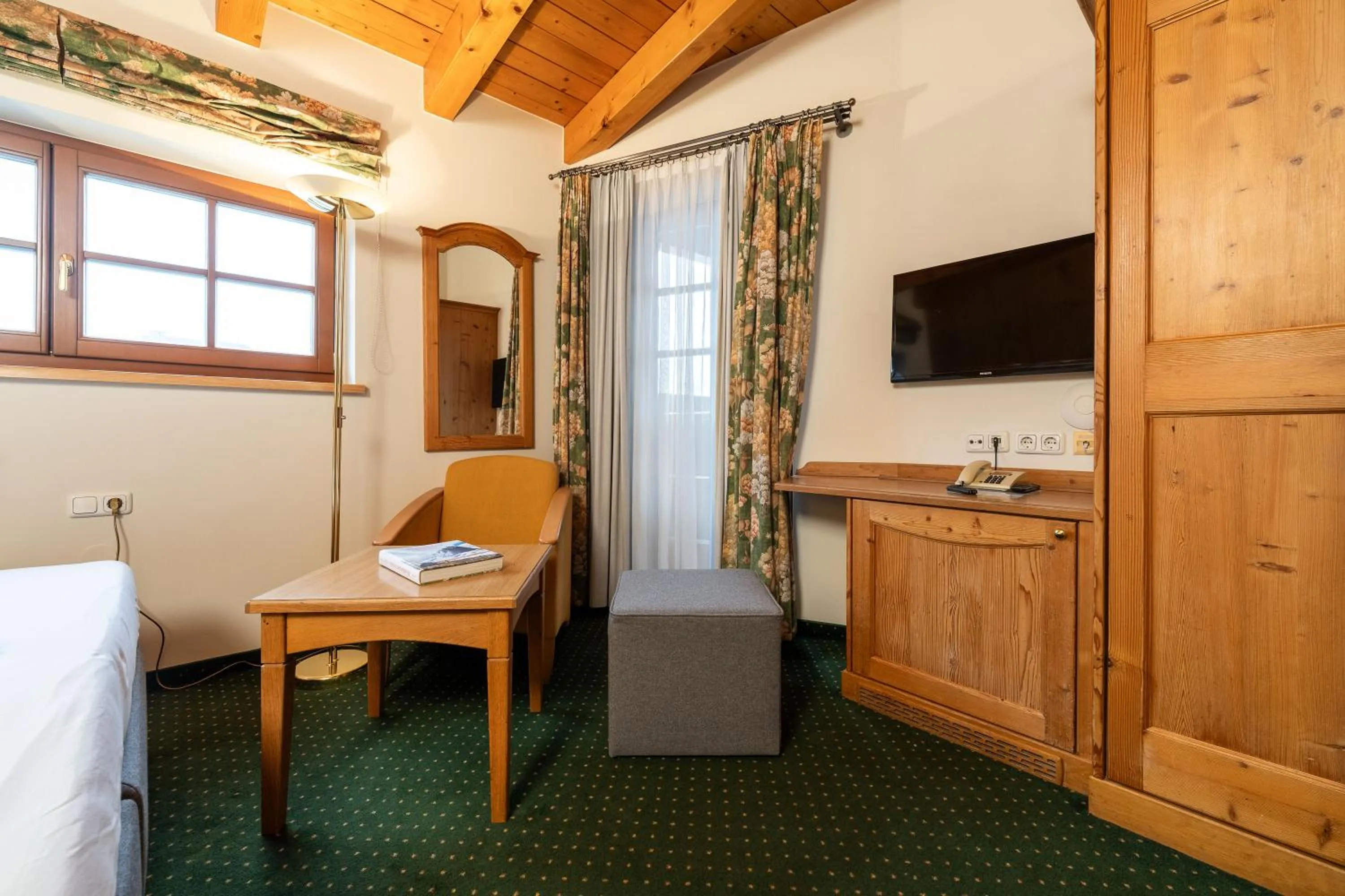 Photo of the whole room, Bed in Hotel zum Hirschen Zell am See