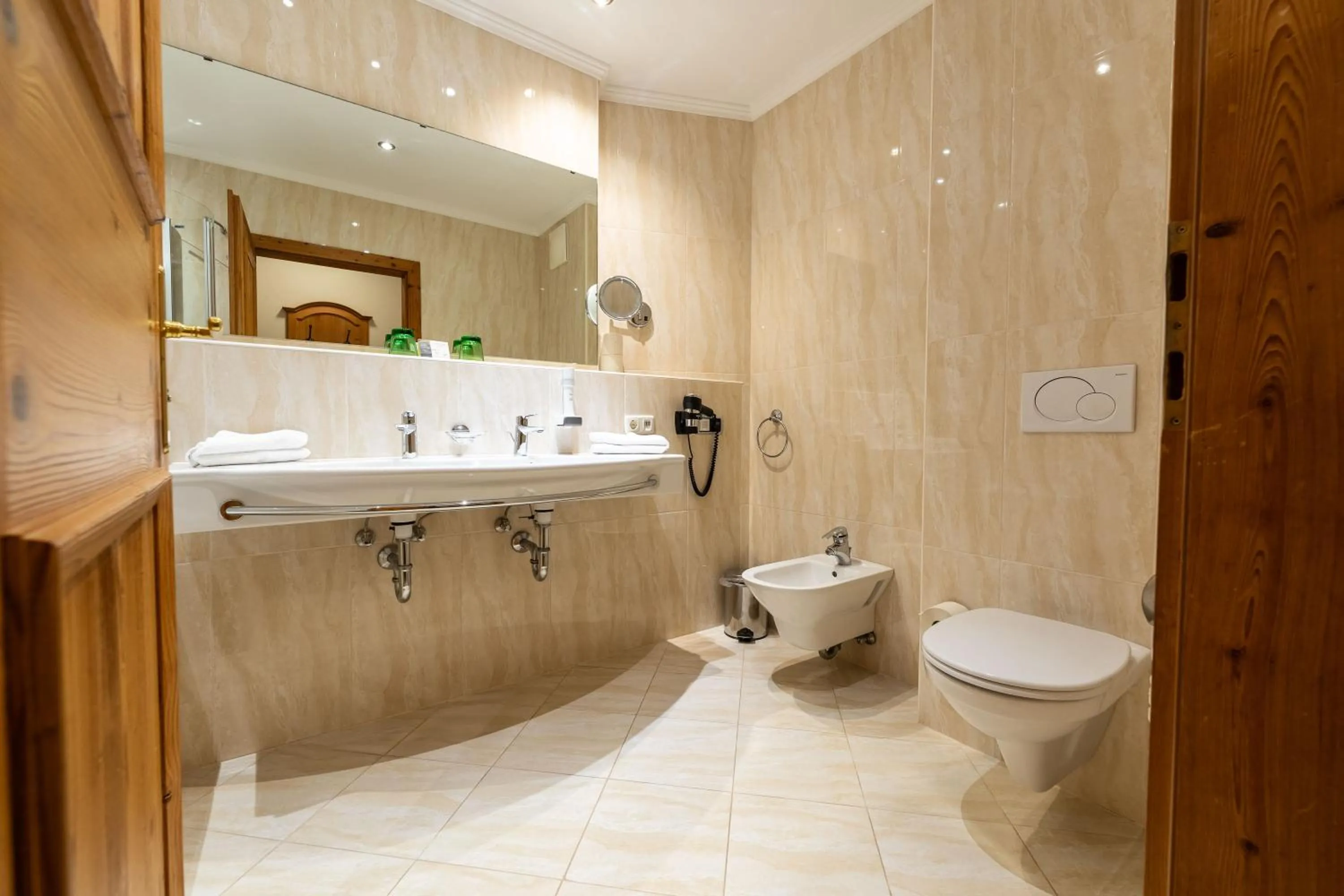 Bathroom in Hotel zum Hirschen Zell am See