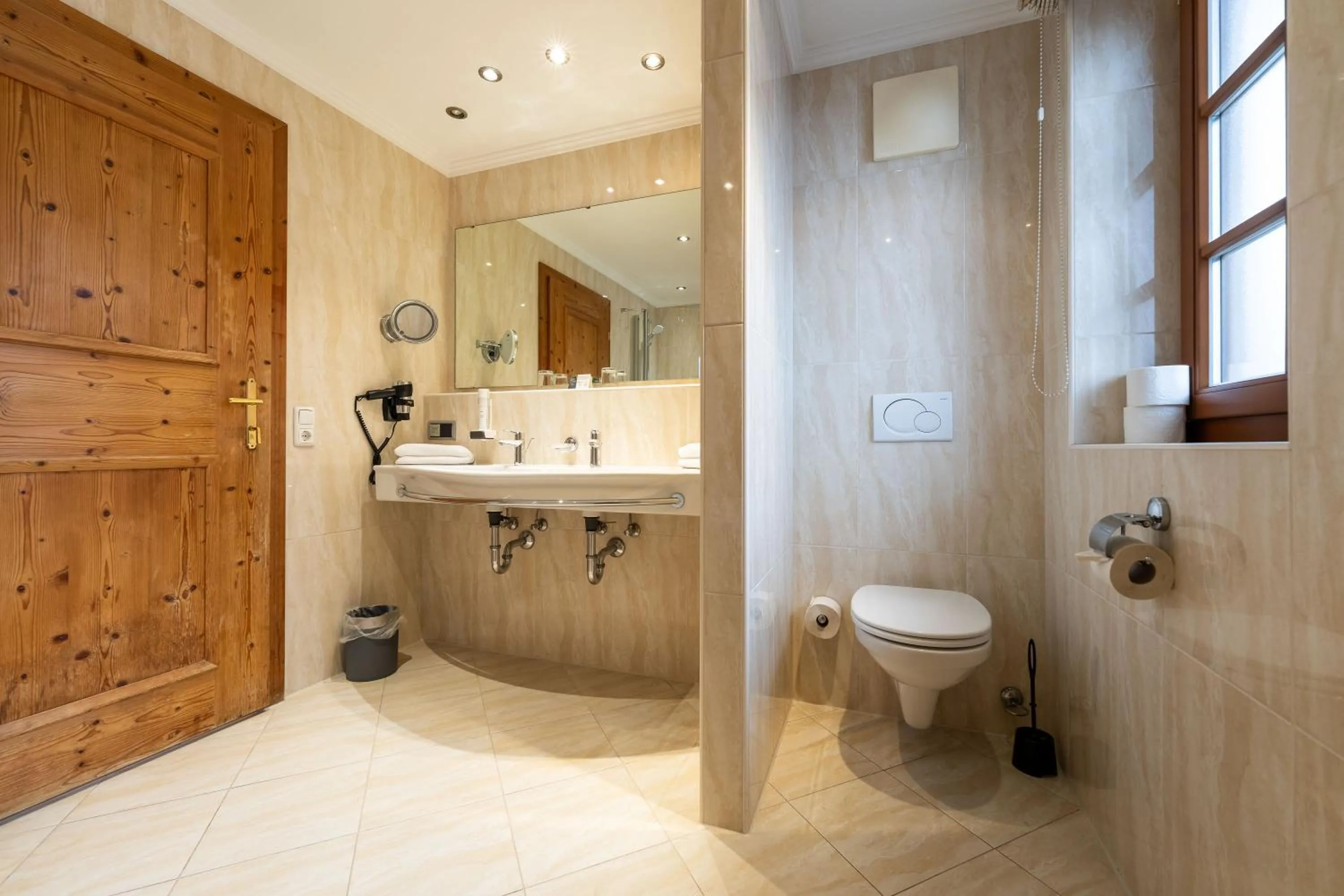 Bathroom in Hotel zum Hirschen Zell am See