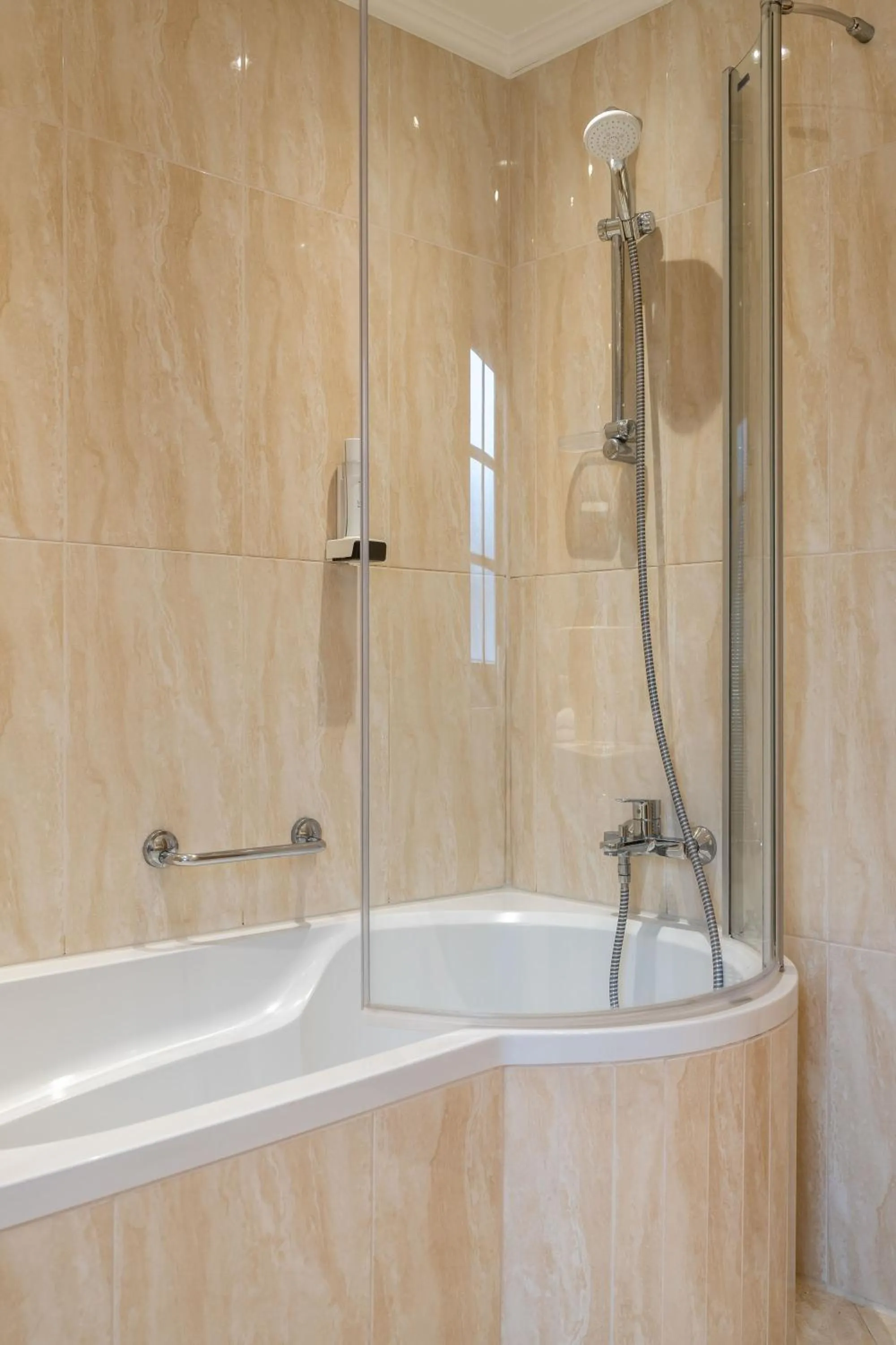 Bathroom in Hotel zum Hirschen Zell am See