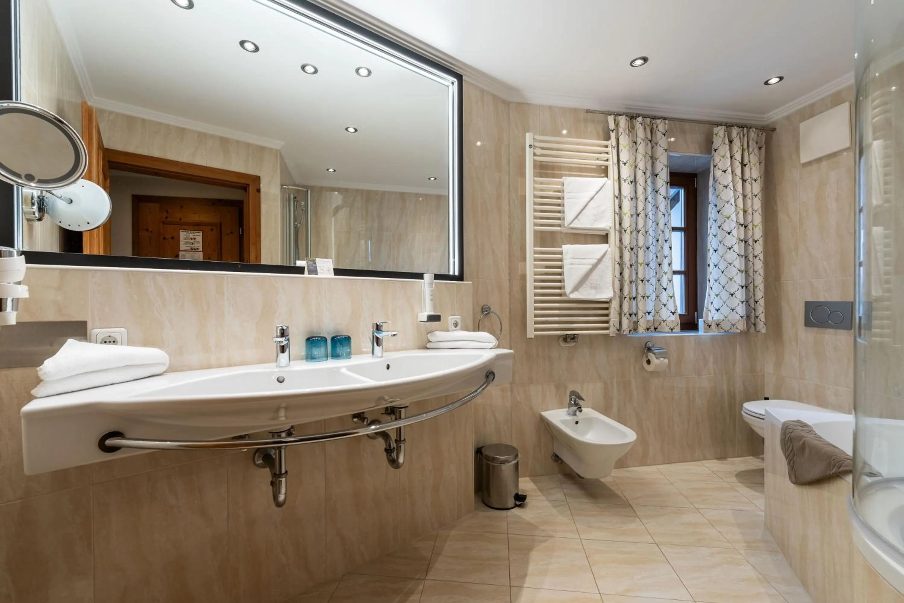 Bathroom in Hotel zum Hirschen Zell am See